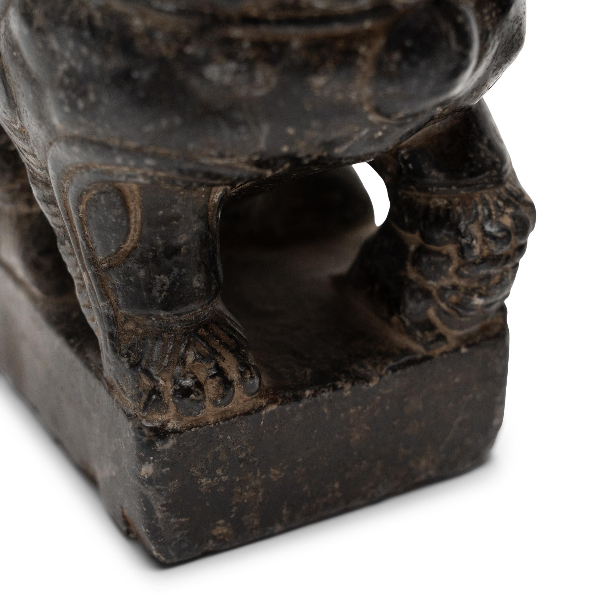 Pareja de leones Fu chinos de piedra oscura, c. 1800 Tallado a mano en venta