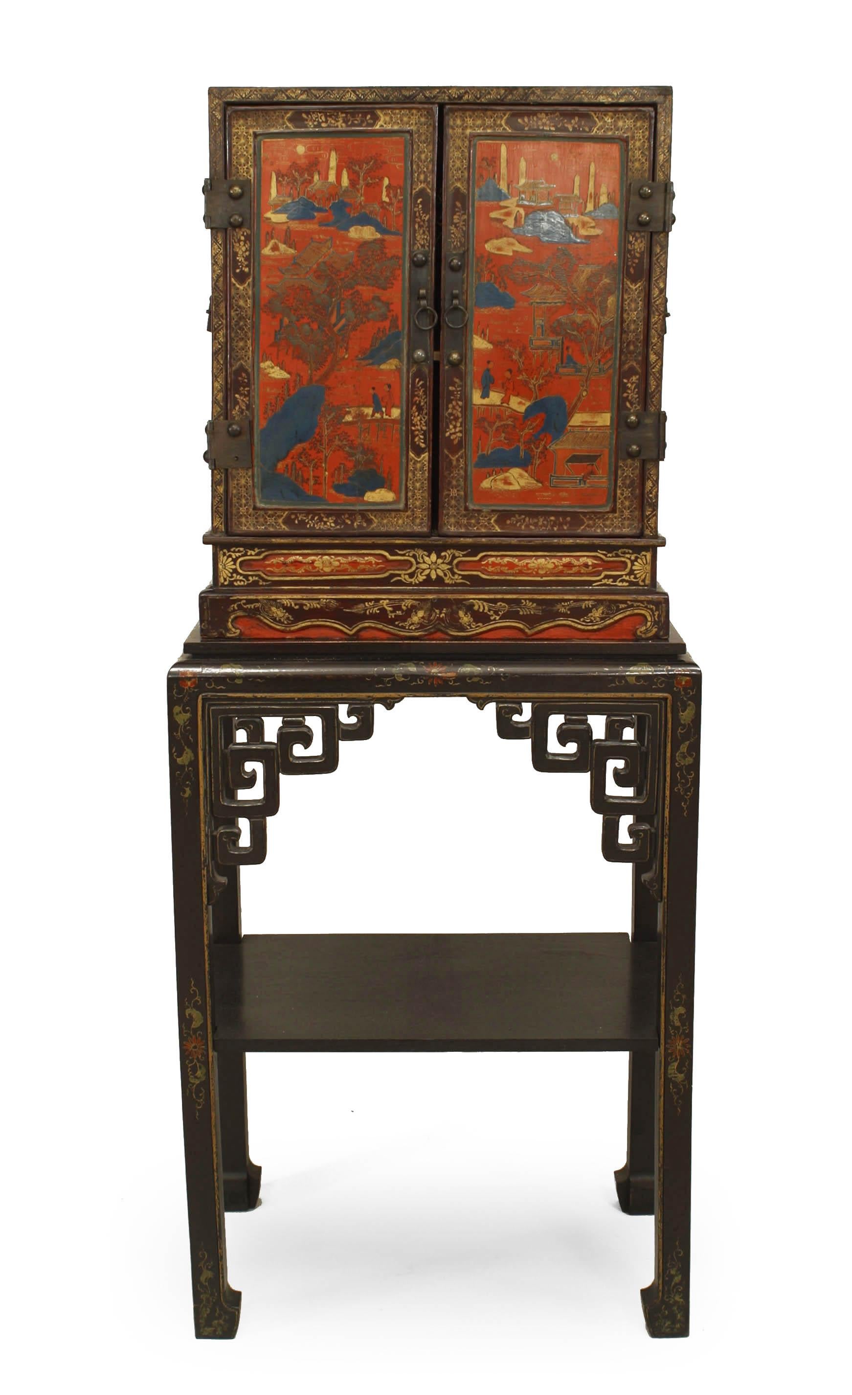 COPPIA di piccoli armadietti asiatici cinesi (XIX secolo) laccati e decorati con scene e figure su supporti rettangolari con angoli e ripiano in filigrana (PREZZO IN COPPIA).