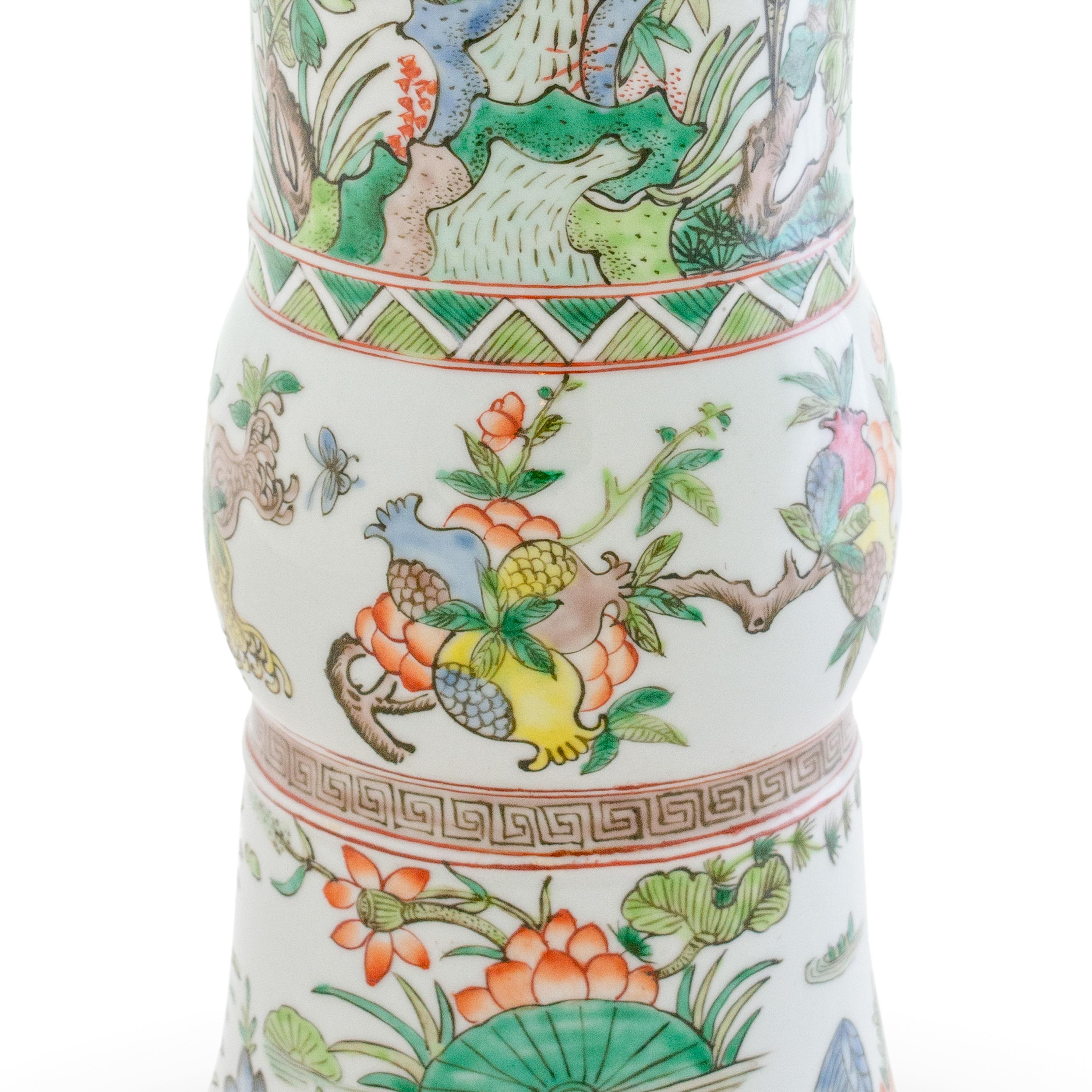 Autre Paire de vases trompettes décorés de chinois en vente