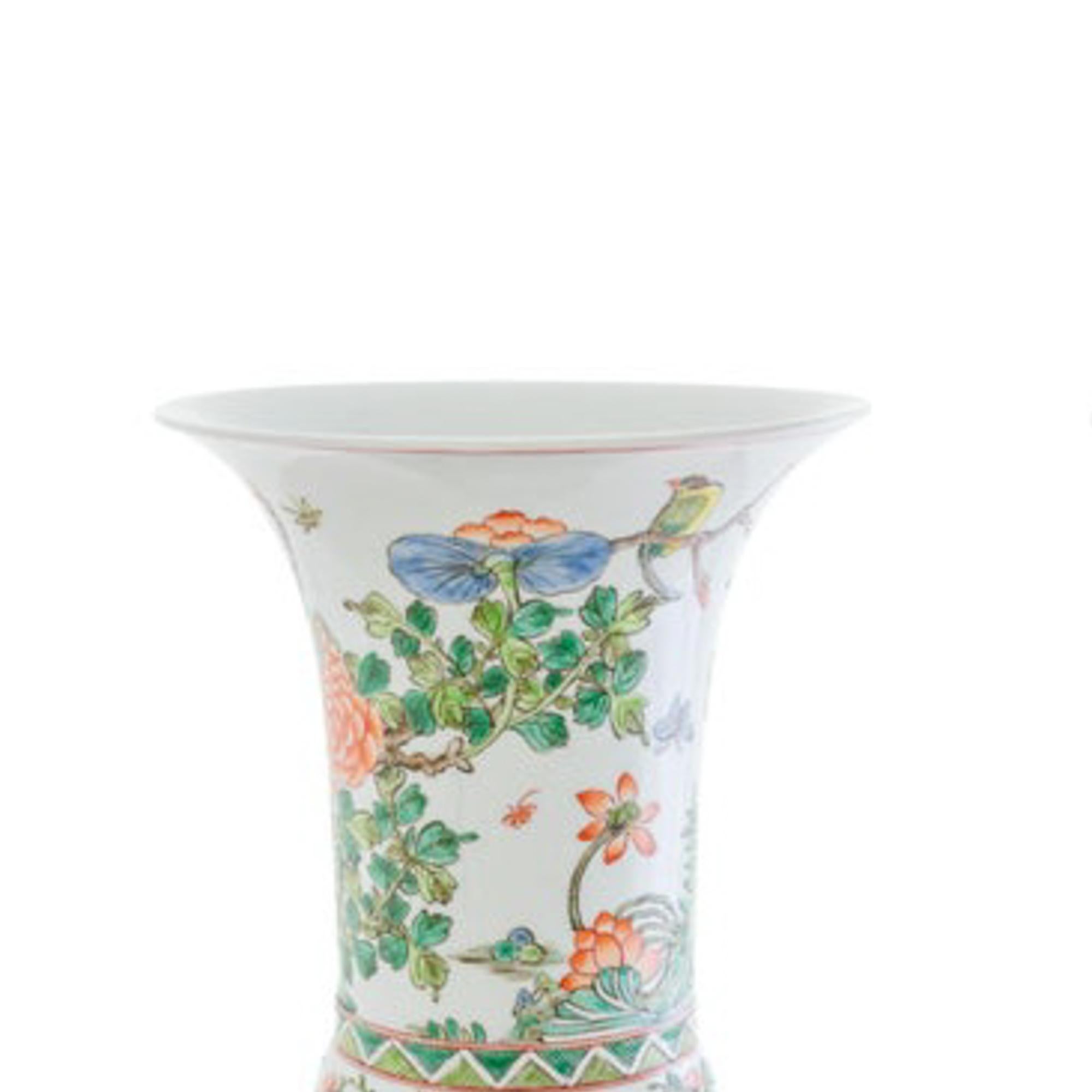 Chinois Paire de vases trompettes décorés de chinois en vente