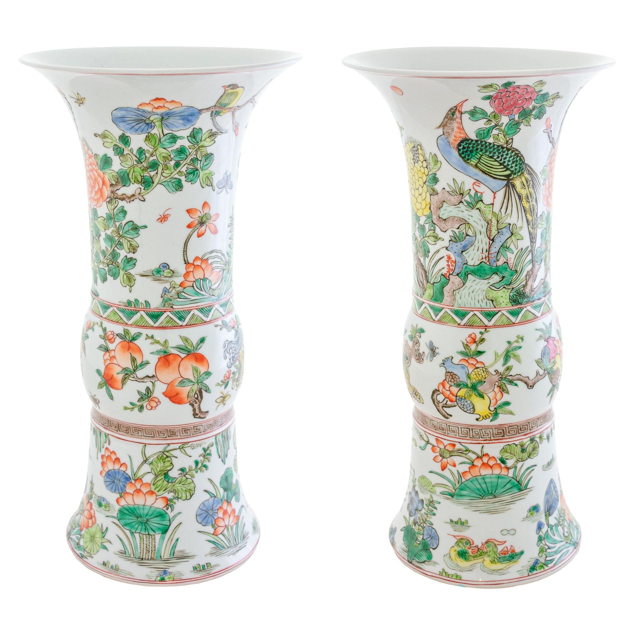 Paire de vases trompettes décorés de chinois en vente