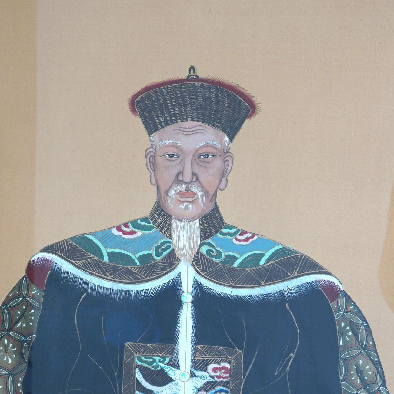 Paire d'estampes colorées de divinités chinoises dans des cadres en bois doré, milieu du 20e siècle.

Dimensions - 47,5 