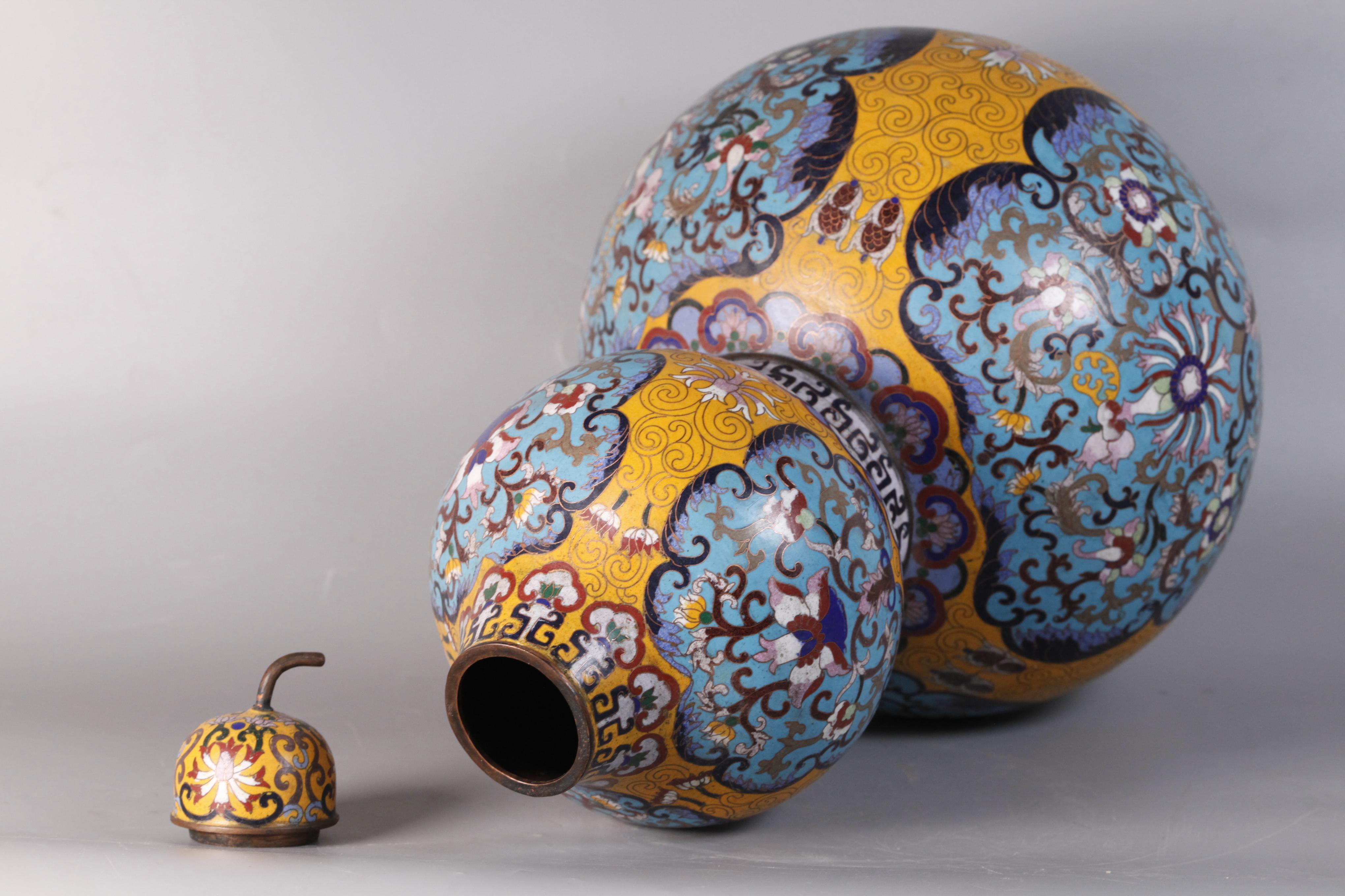 pair of Chinese double gourd cloisonné cover vases In Good Condition For Sale In New York, NY