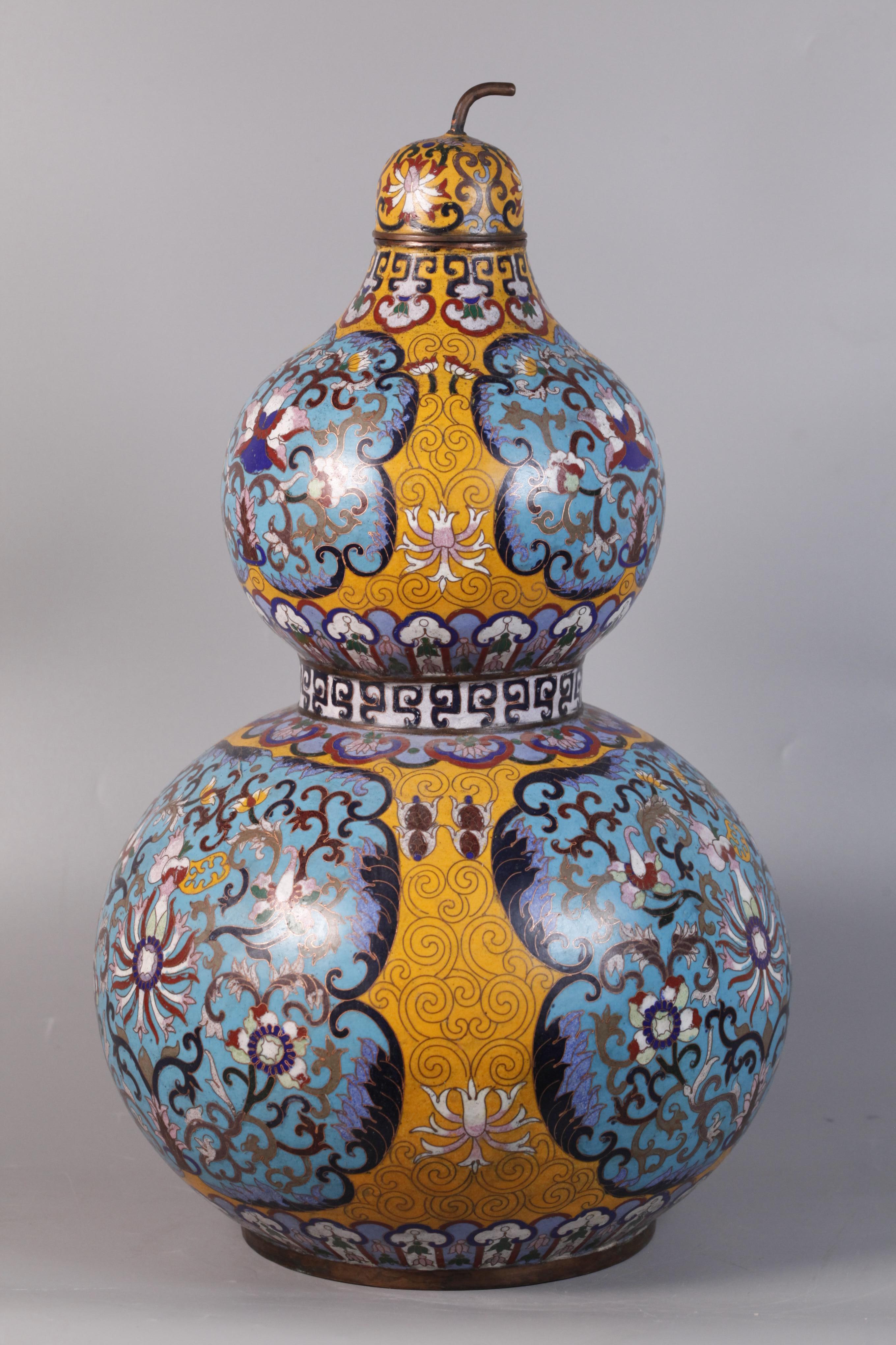 pair of Chinese double gourd cloisonné cover vases For Sale 1