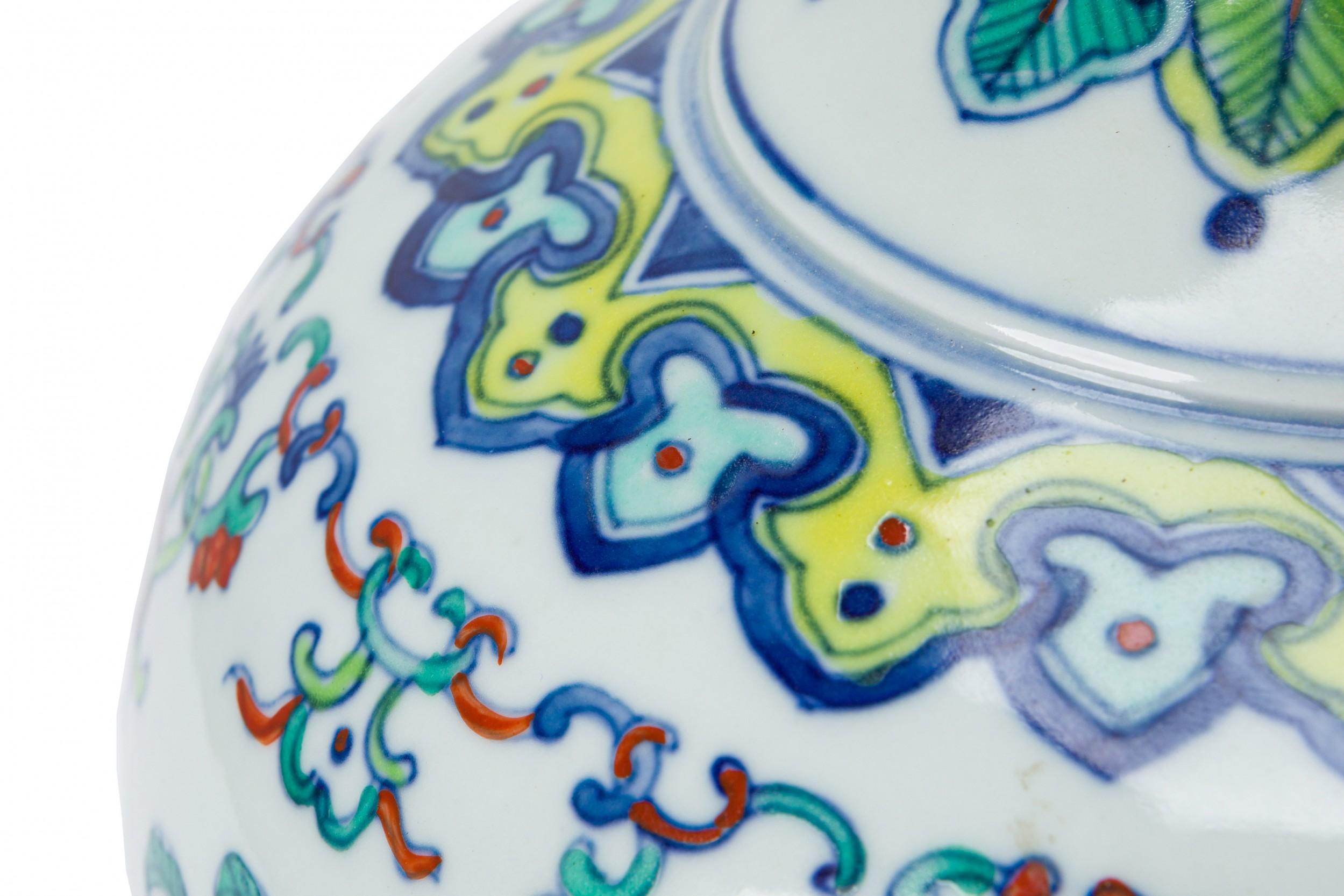 Paire de vases chinois Doucai à double oreille en vente 2
