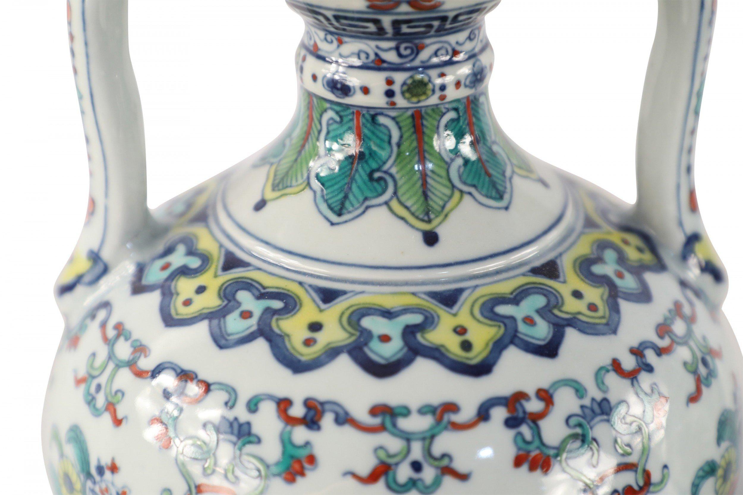 PAIRE de vases à double oreille en porcelaine chinoise (début du 20e siècle) décorés selon la technique Doucai - un procédé combinant la décoration sous glaçure et la décoration sur glaçure - et dont les anses sont appelées 