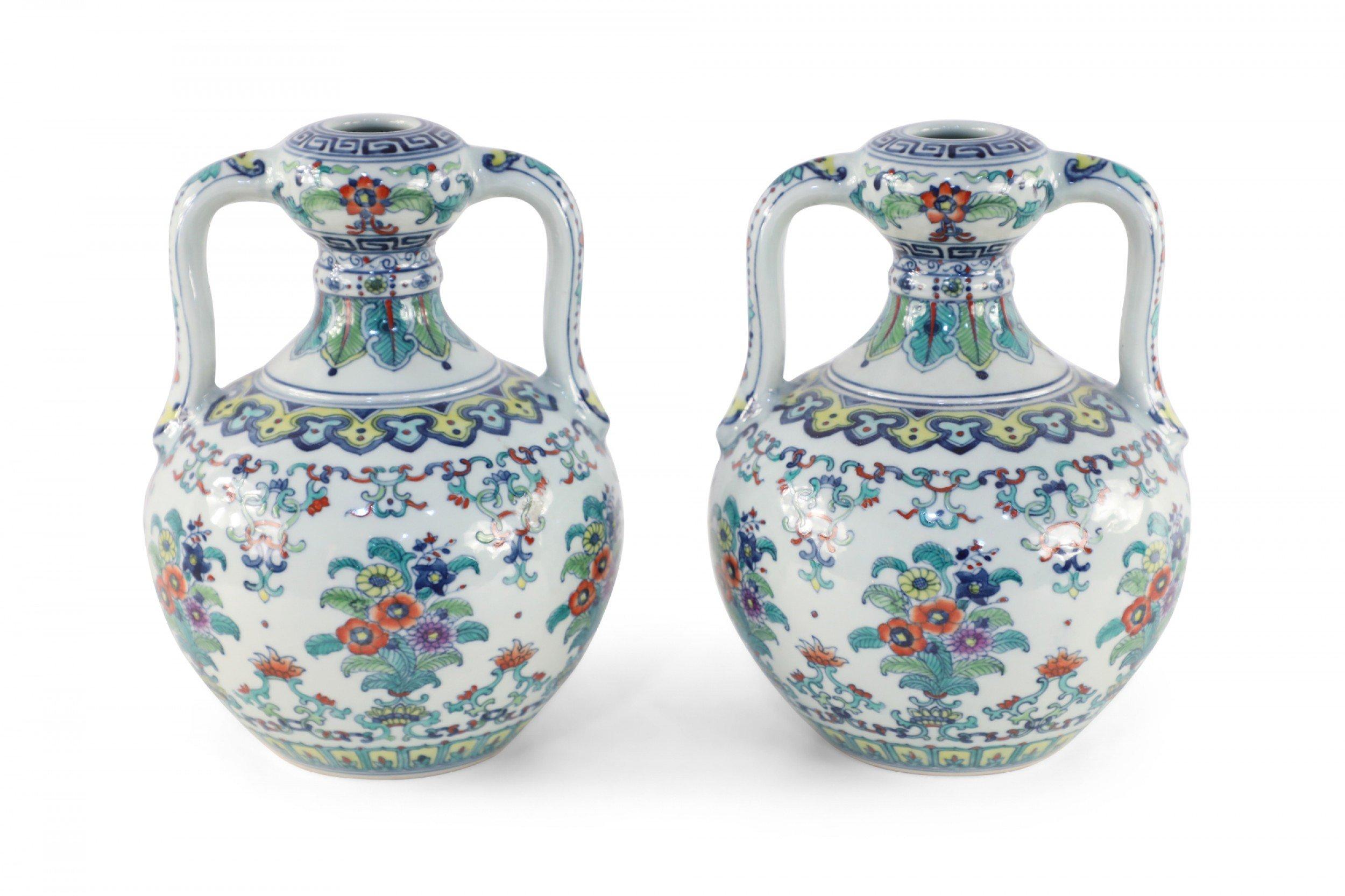 Exportation chinoise Paire de vases chinois Doucai à double oreille en vente