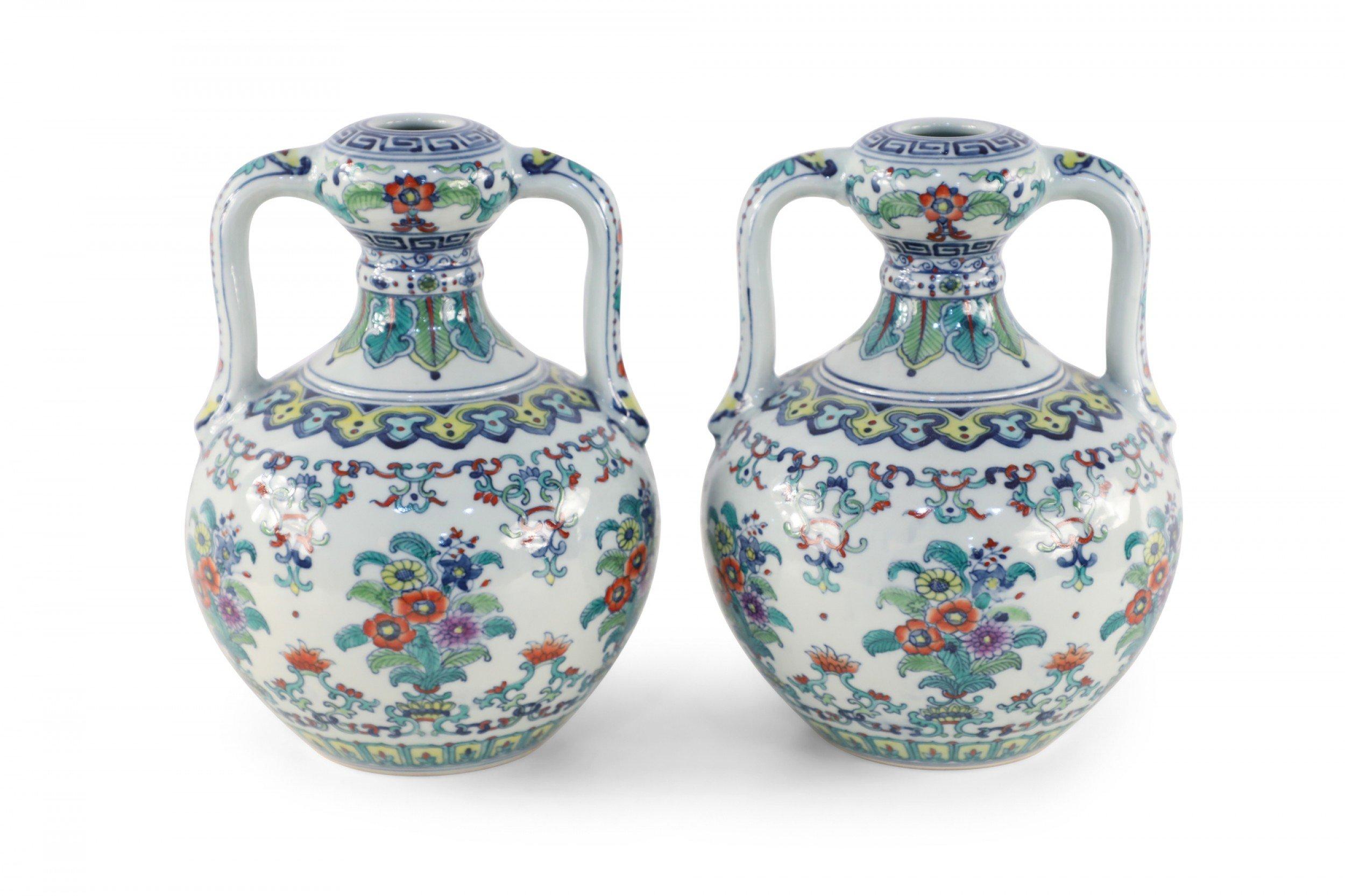 Chinois Paire de vases chinois Doucai à double oreille en vente