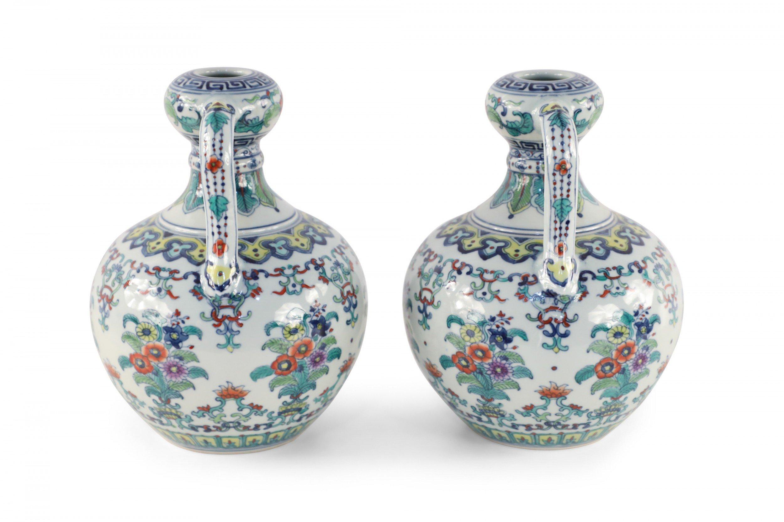 Fait main Paire de vases chinois Doucai à double oreille en vente
