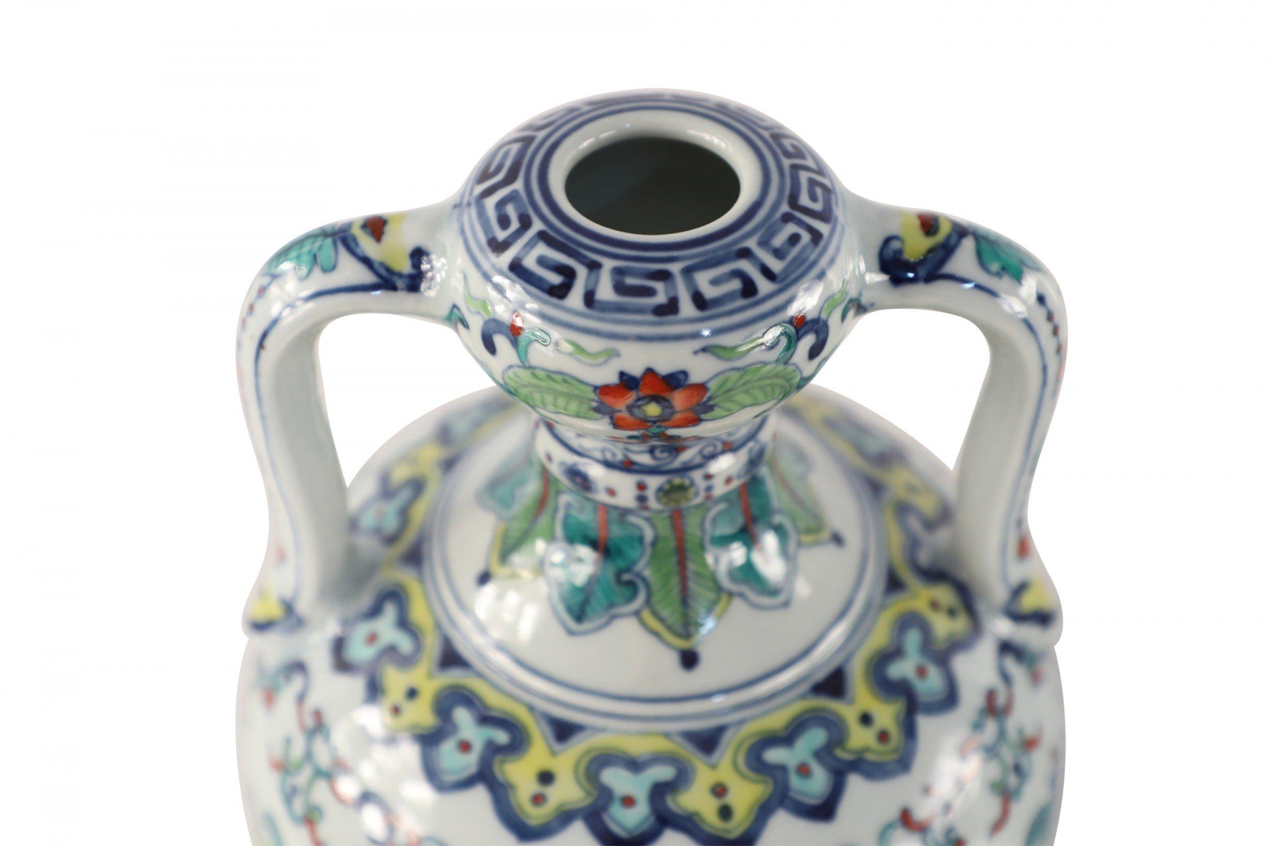 Paire de vases chinois Doucai à double oreille Bon état - En vente à Queens, NY
