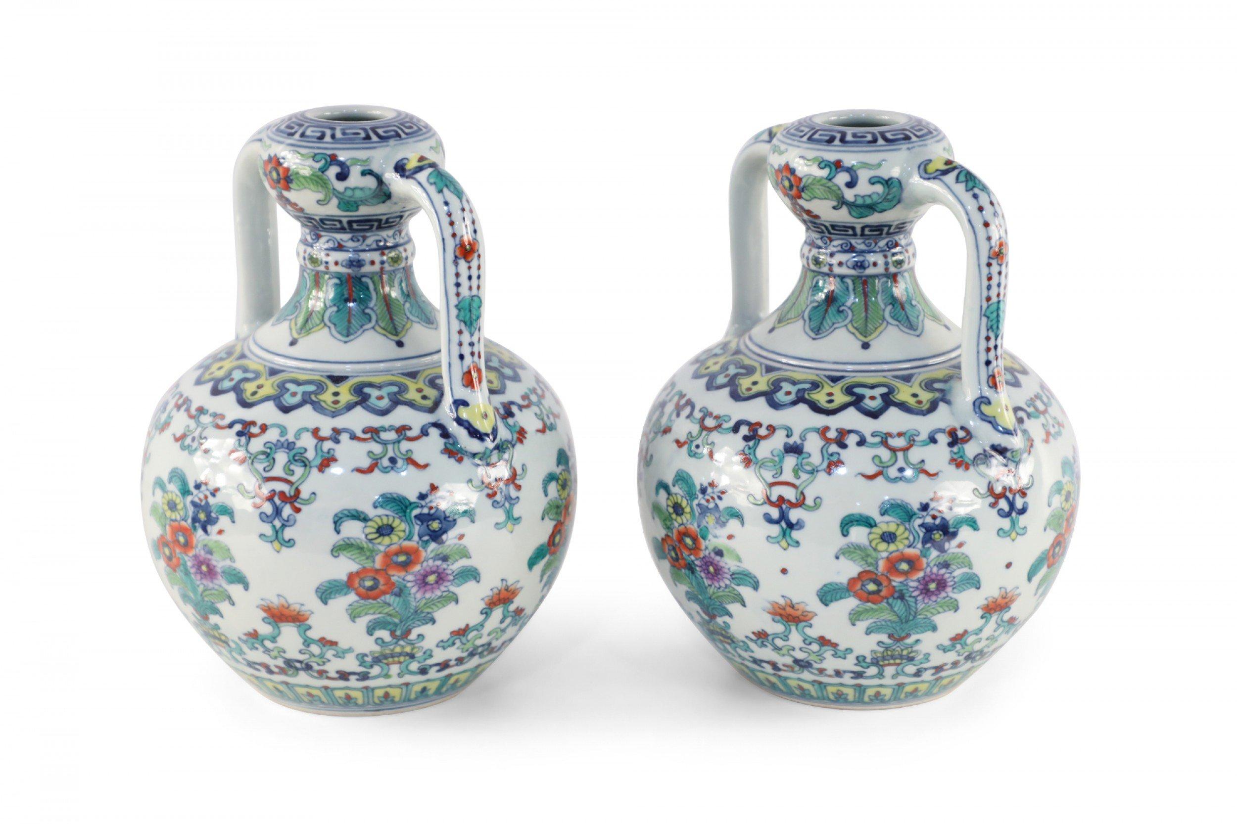 20ième siècle Paire de vases chinois Doucai à double oreille en vente
