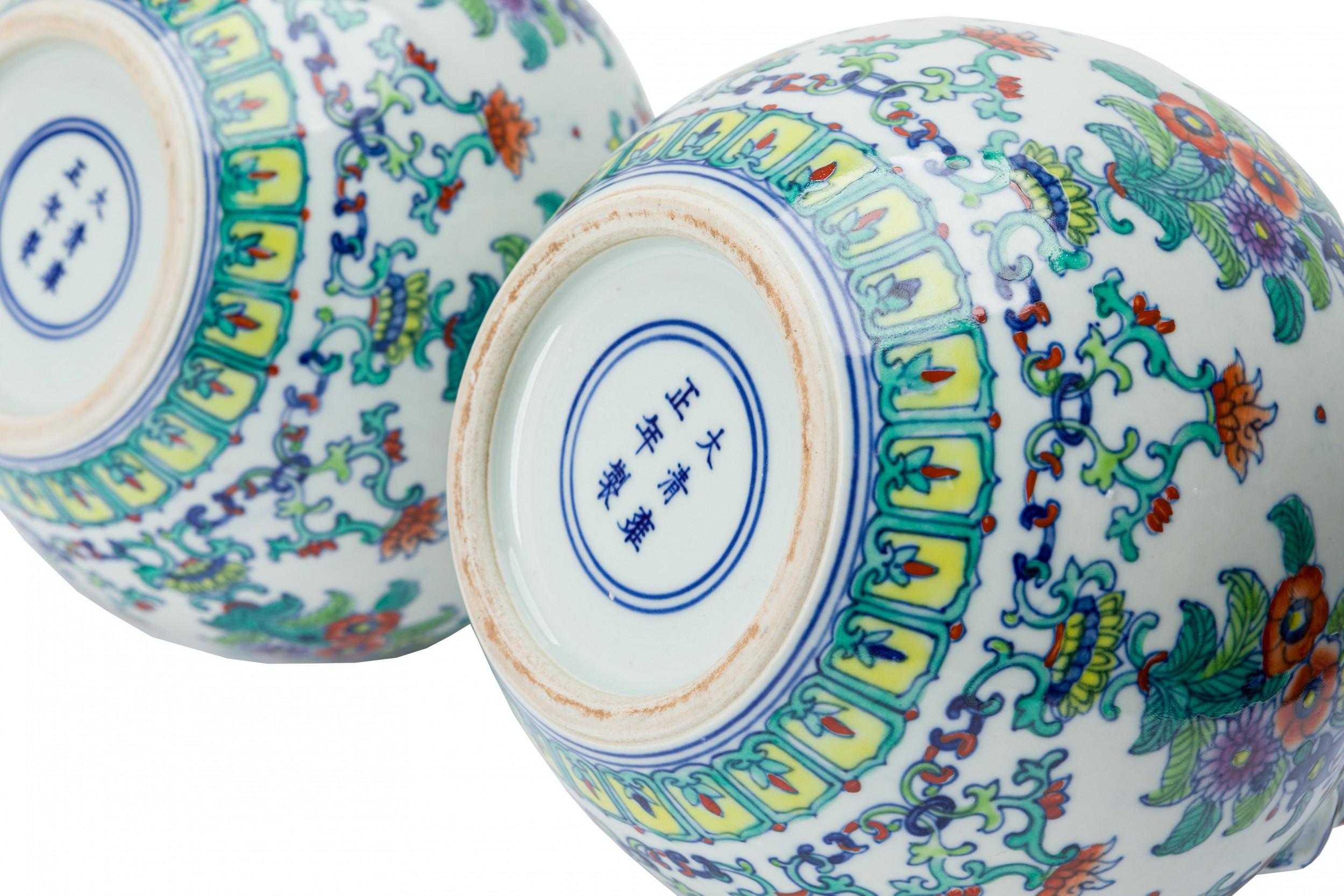 Porcelaine Paire de vases chinois Doucai à double oreille en vente