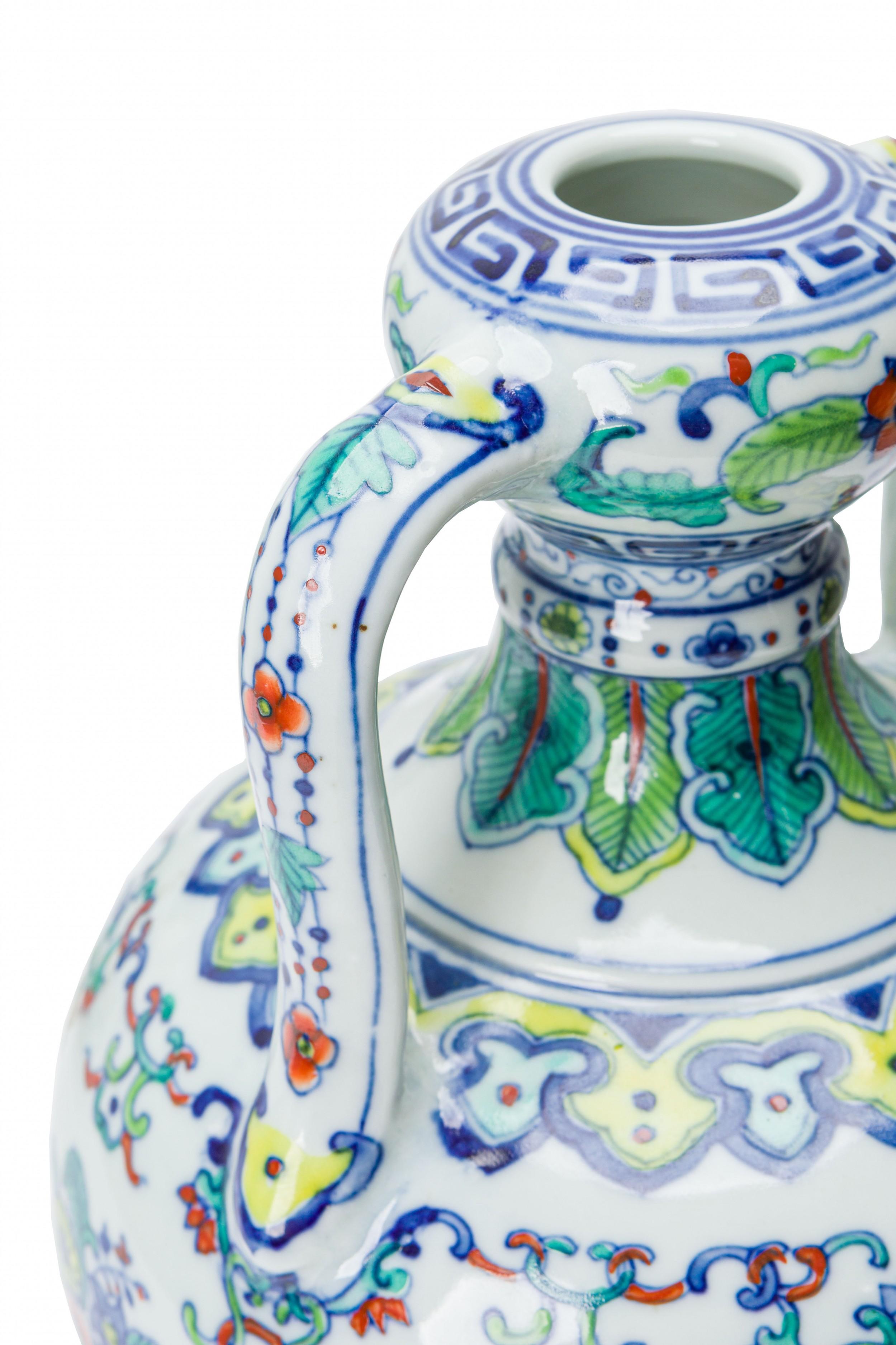 Paire de vases chinois Doucai à double oreille en vente 1