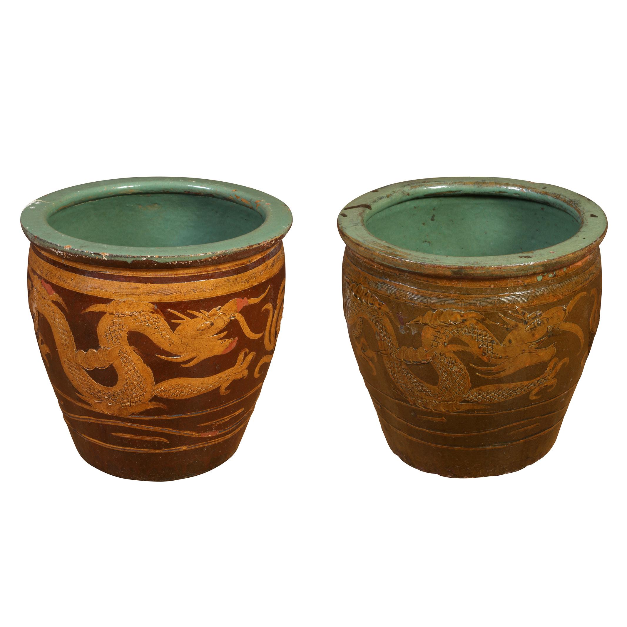 Paar chinesische Drachen-Jardinières aus Keramik im Zustand „Gut“ im Angebot in Locust Valley, NY