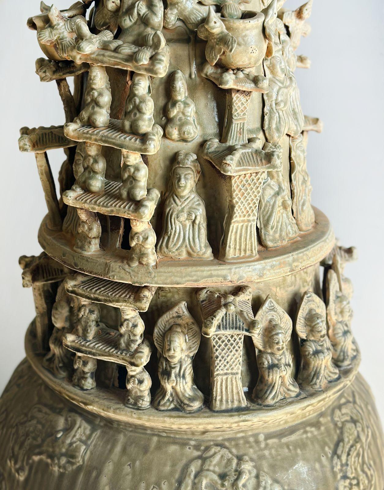 Chinois Paire de vases de cérémonie chinois en faïence en vente
