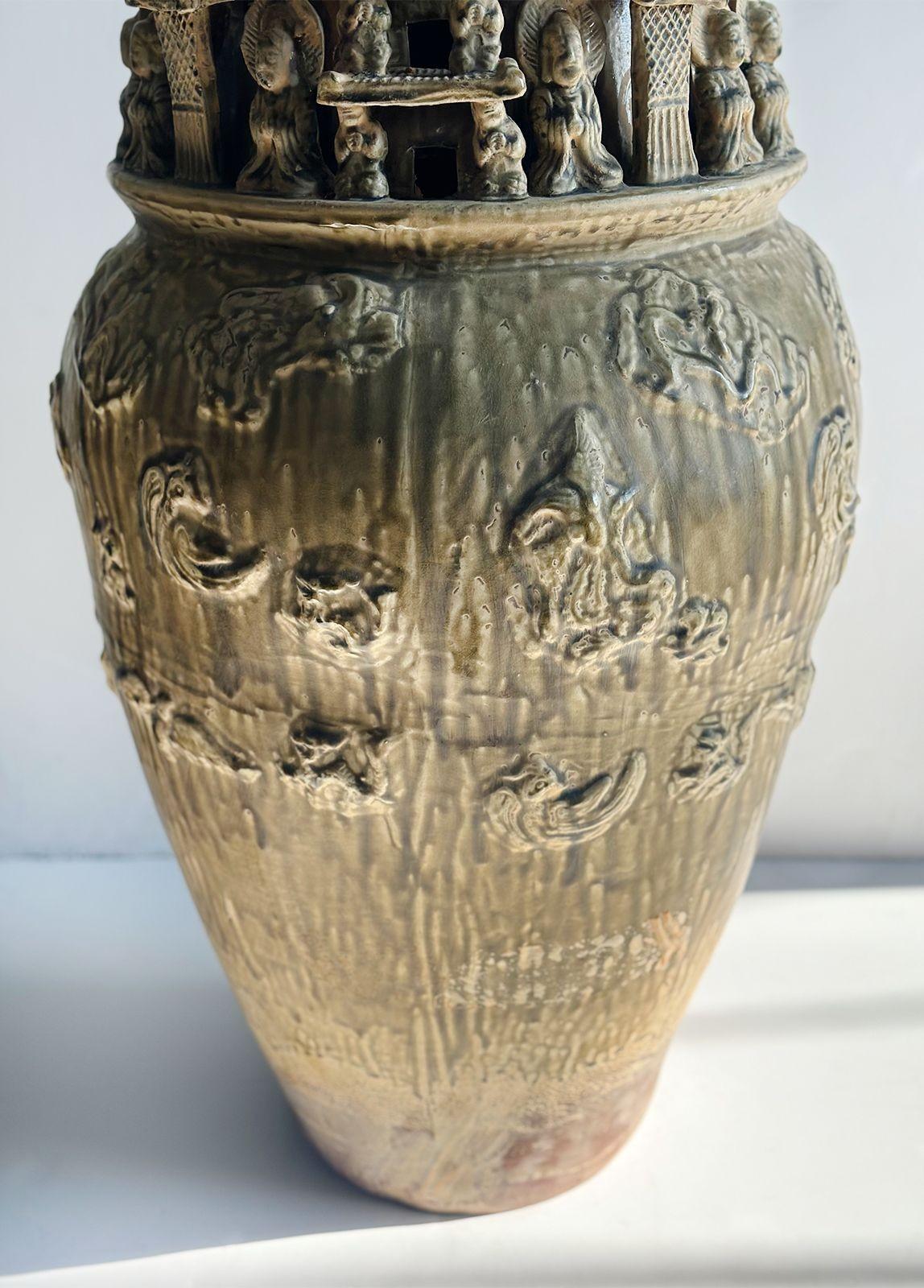 Paire de vases de cérémonie chinois en faïence Bon état - En vente à Los Angeles, CA