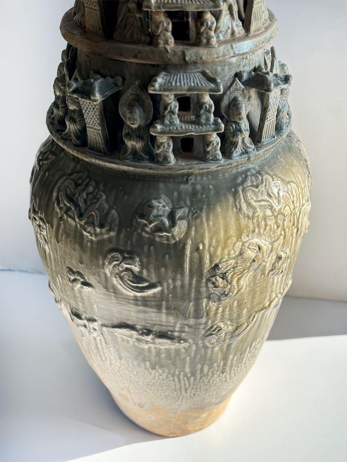 Paire de vases de cérémonie chinois en faïence en vente 1