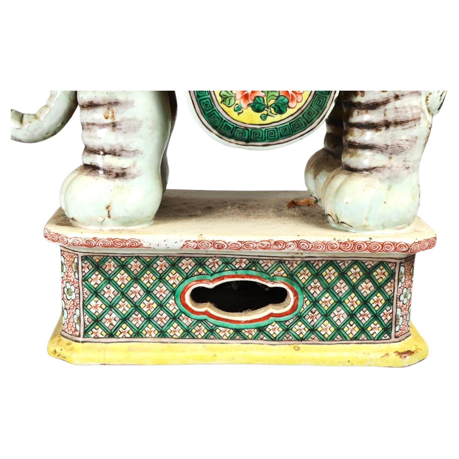 Pareja de asientos de porcelana china con forma de elefante para jardín en venta 3