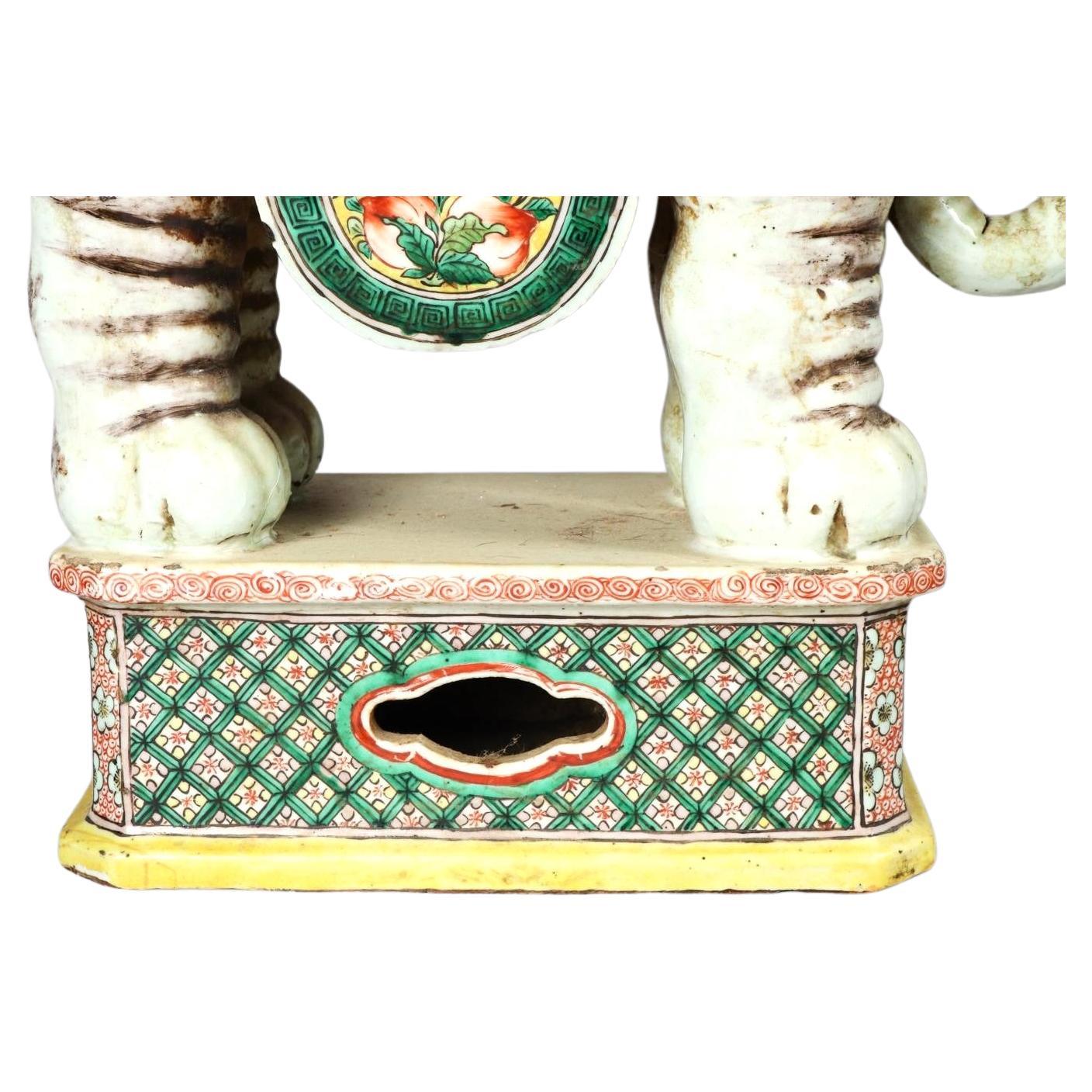 Pareja de asientos de porcelana china con forma de elefante para jardín en venta 5