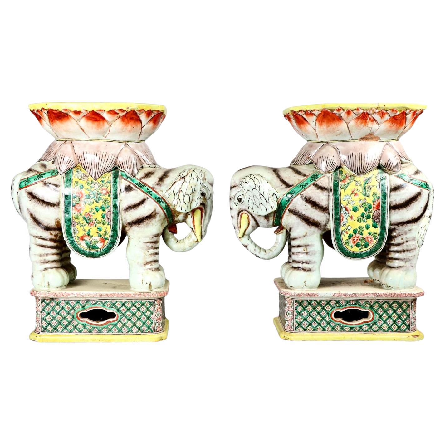  Pareja de asientos de jardín chinos de porcelana con forma de elefante pintados a mano.  Estos asientos de jardín están pintados a mano con detalles intrincados y muestran motivos chinos, como flores y motivos geométricos. La propia figura del