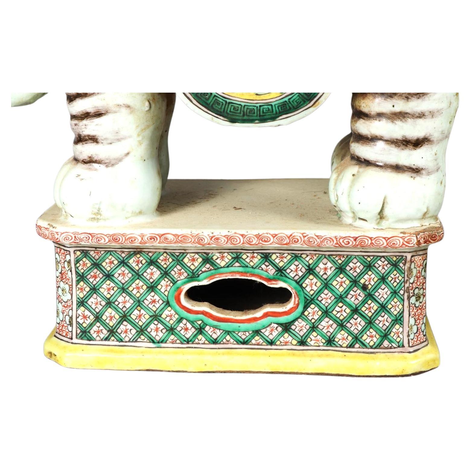 Pareja de asientos de porcelana china con forma de elefante para jardín siglo XX en venta