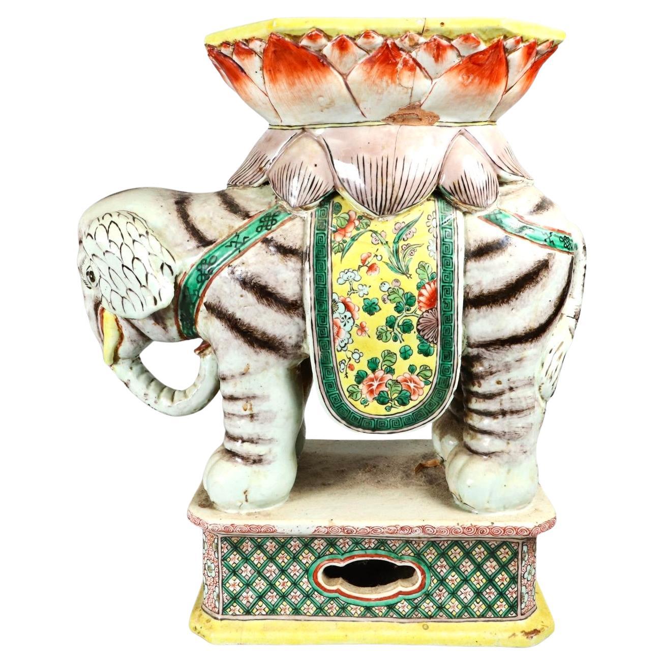 Pareja de asientos de porcelana china con forma de elefante para jardín Porcelana en venta