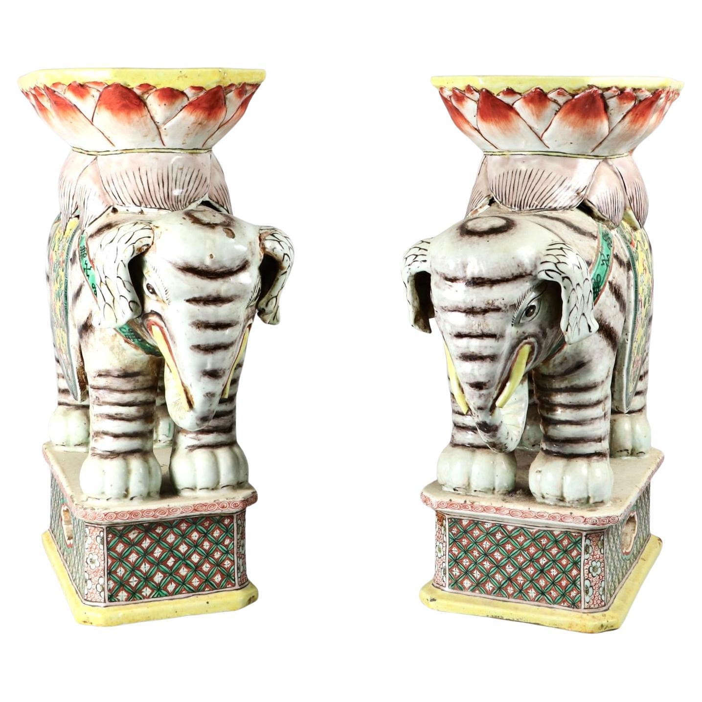 Pareja de asientos de porcelana china con forma de elefante para jardín en venta