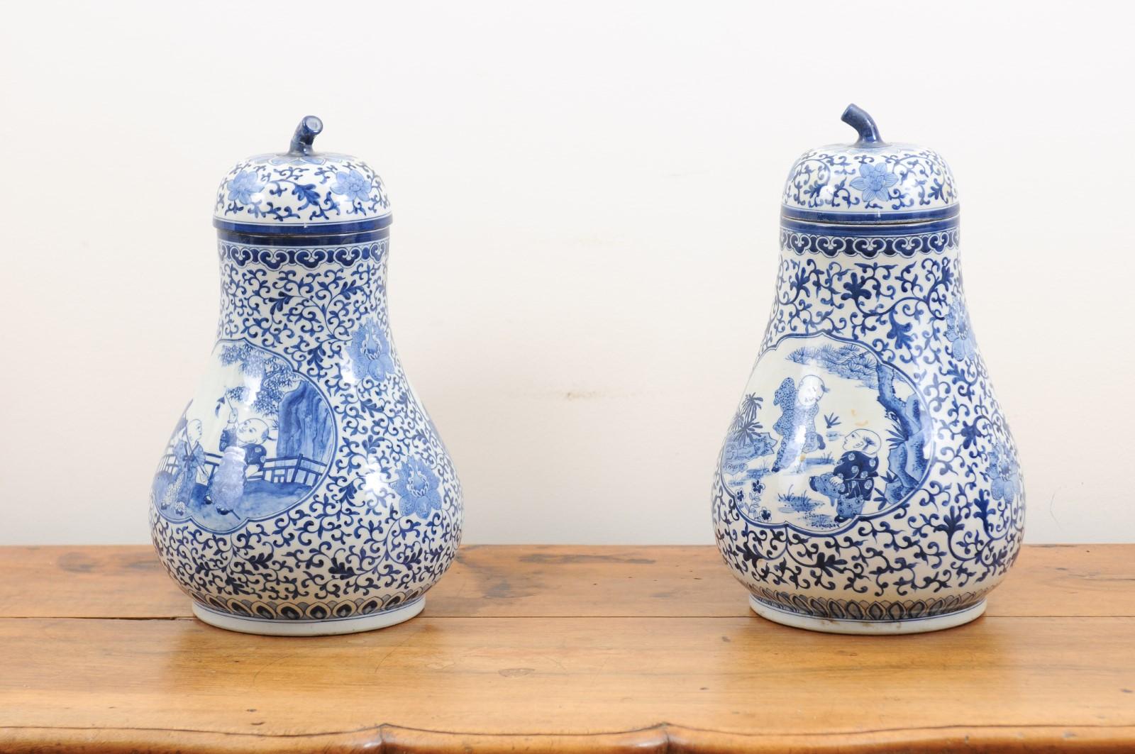 Pair of Chinese Export Blue and White Pear Shaped Porcelain Lidded Vases For Sale 6