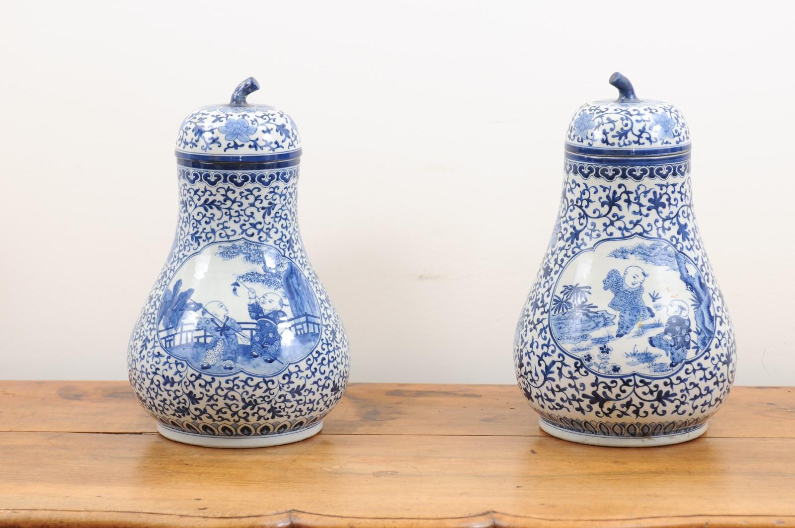 Pair of Chinese Export Blue and White Pear Shaped Porcelain Lidded Vases For Sale 7
