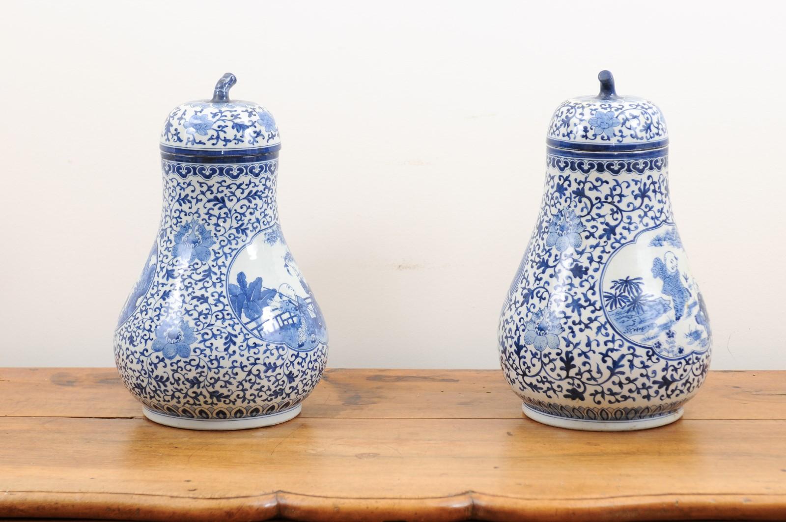 Pair of Chinese Export Blue and White Pear Shaped Porcelain Lidded Vases For Sale 8