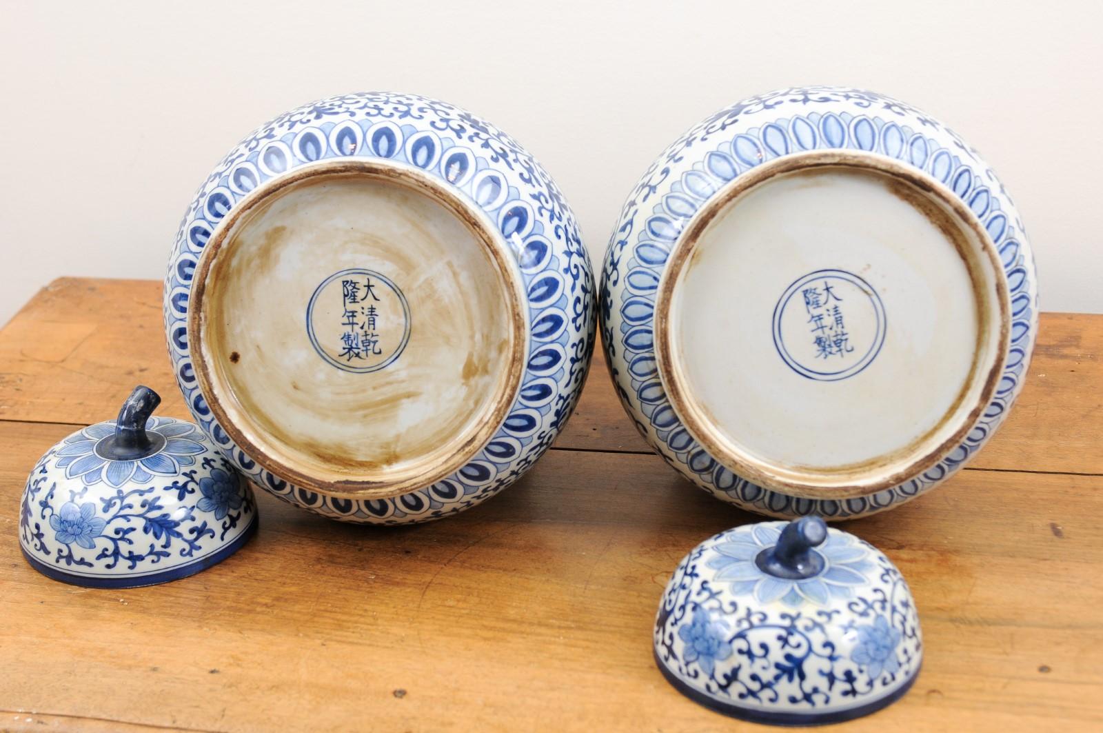 Paar blau-weiße birnenförmige Porzellanvasen mit Deckel aus chinesischem Export im Angebot 6
