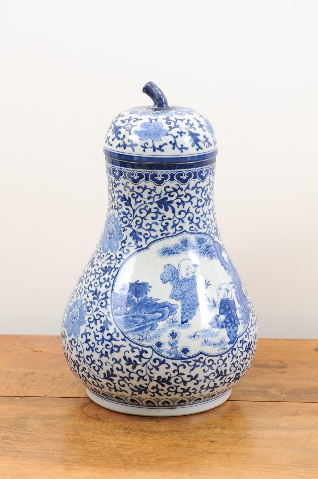 20th Century Pair of Chinese Export Blue and White Pear Shaped Porcelain Lidded Vases For Sale