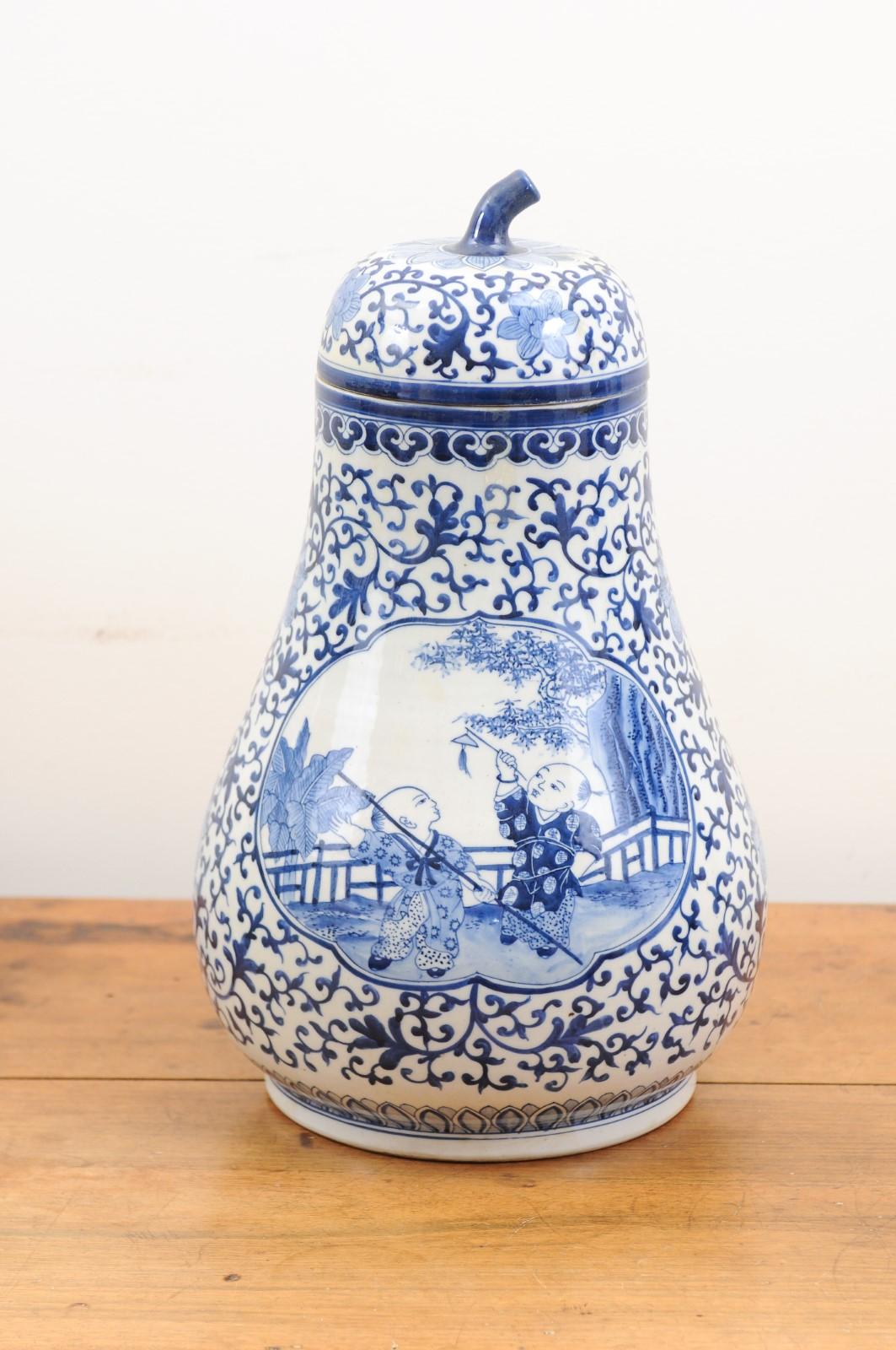 Paar blau-weiße birnenförmige Porzellanvasen mit Deckel aus chinesischem Export (Chinesisch) im Angebot