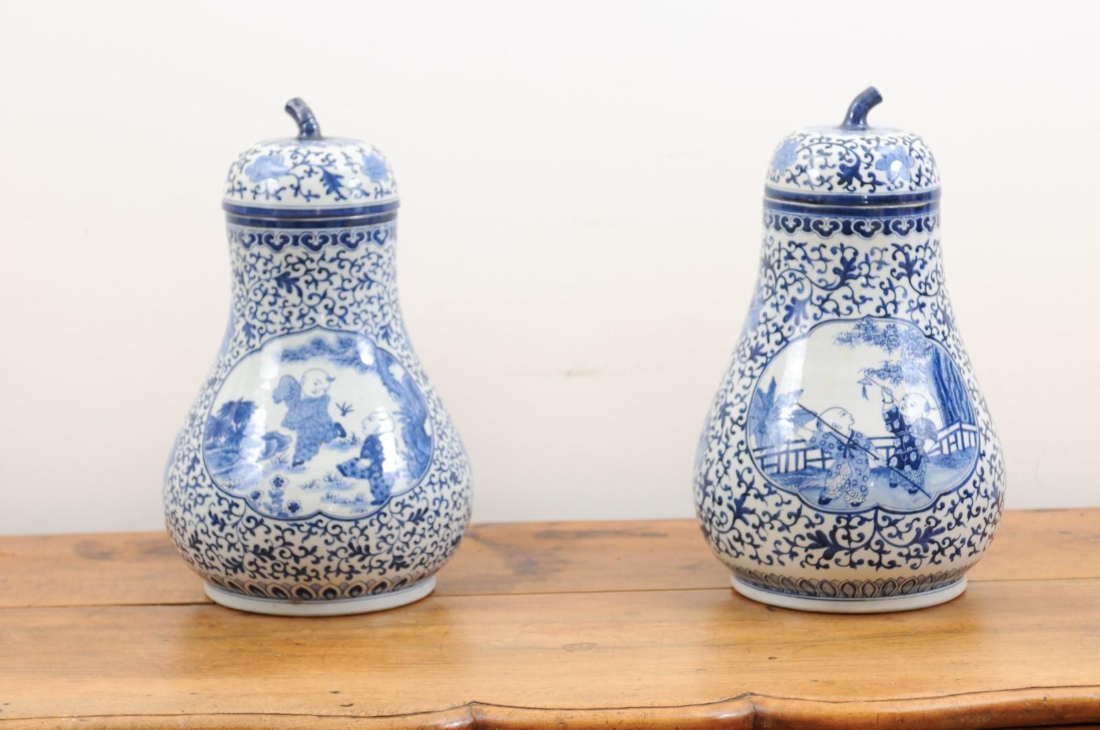 Pair of Chinese Export Blue and White Pear Shaped Porcelain Lidded Vases For Sale 2