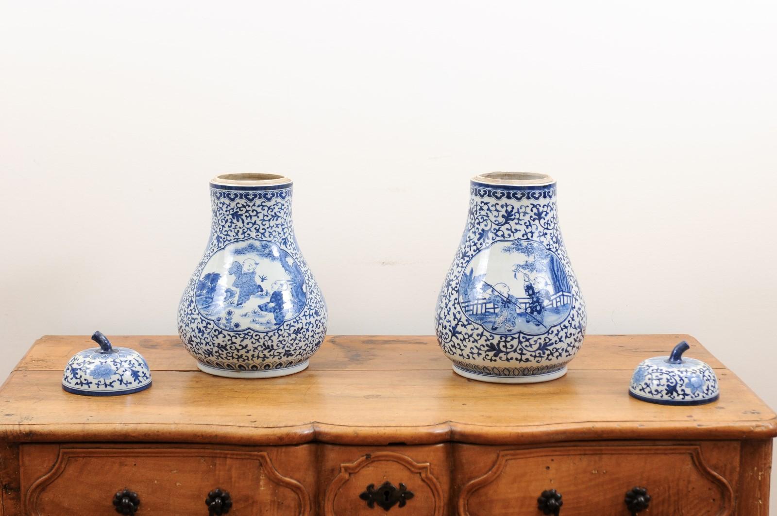 Paar blau-weiße birnenförmige Porzellanvasen mit Deckel aus chinesischem Export (20. Jahrhundert) im Angebot