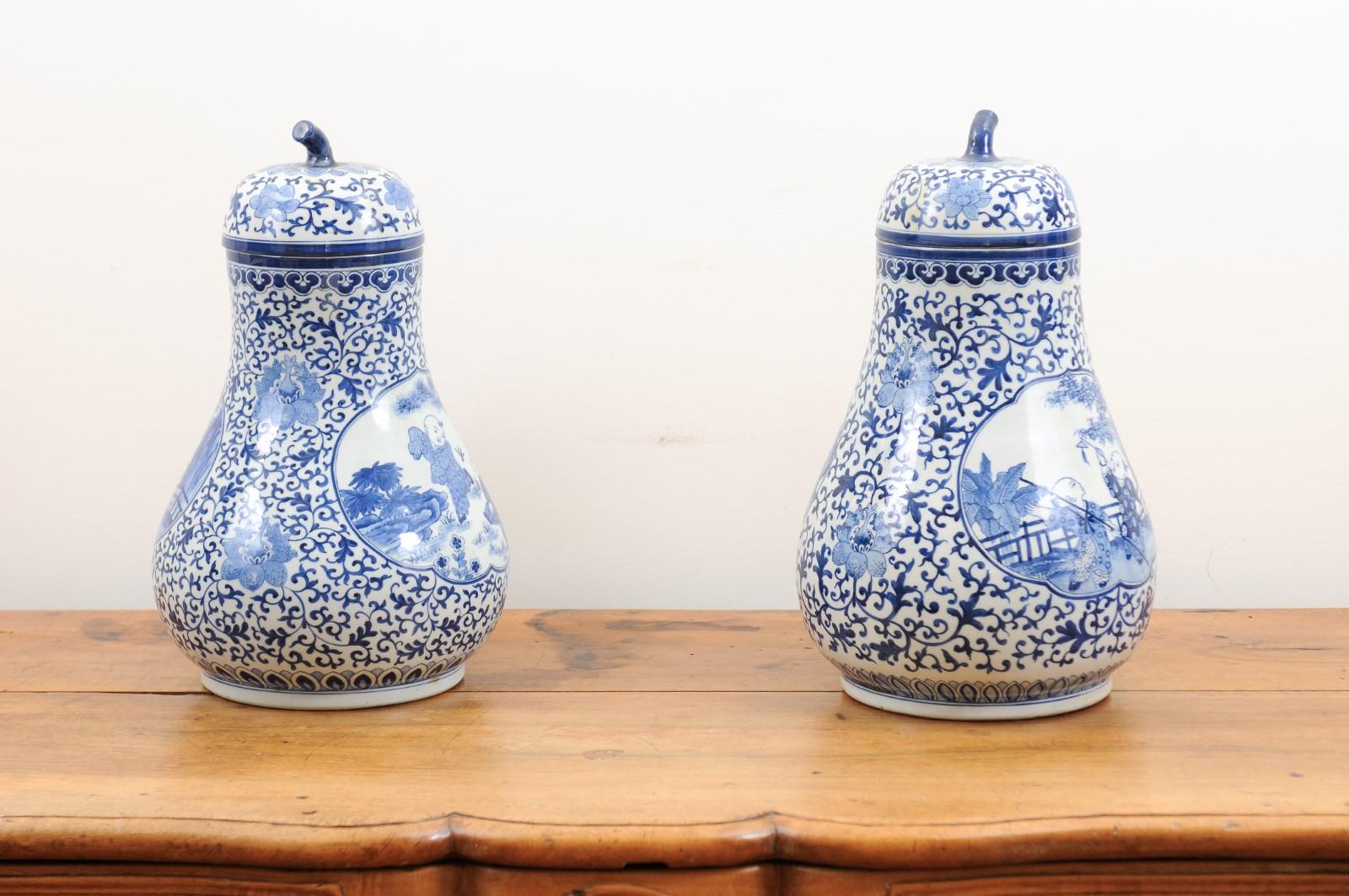 Pair of Chinese Export Blue and White Pear Shaped Porcelain Lidded Vases For Sale 4