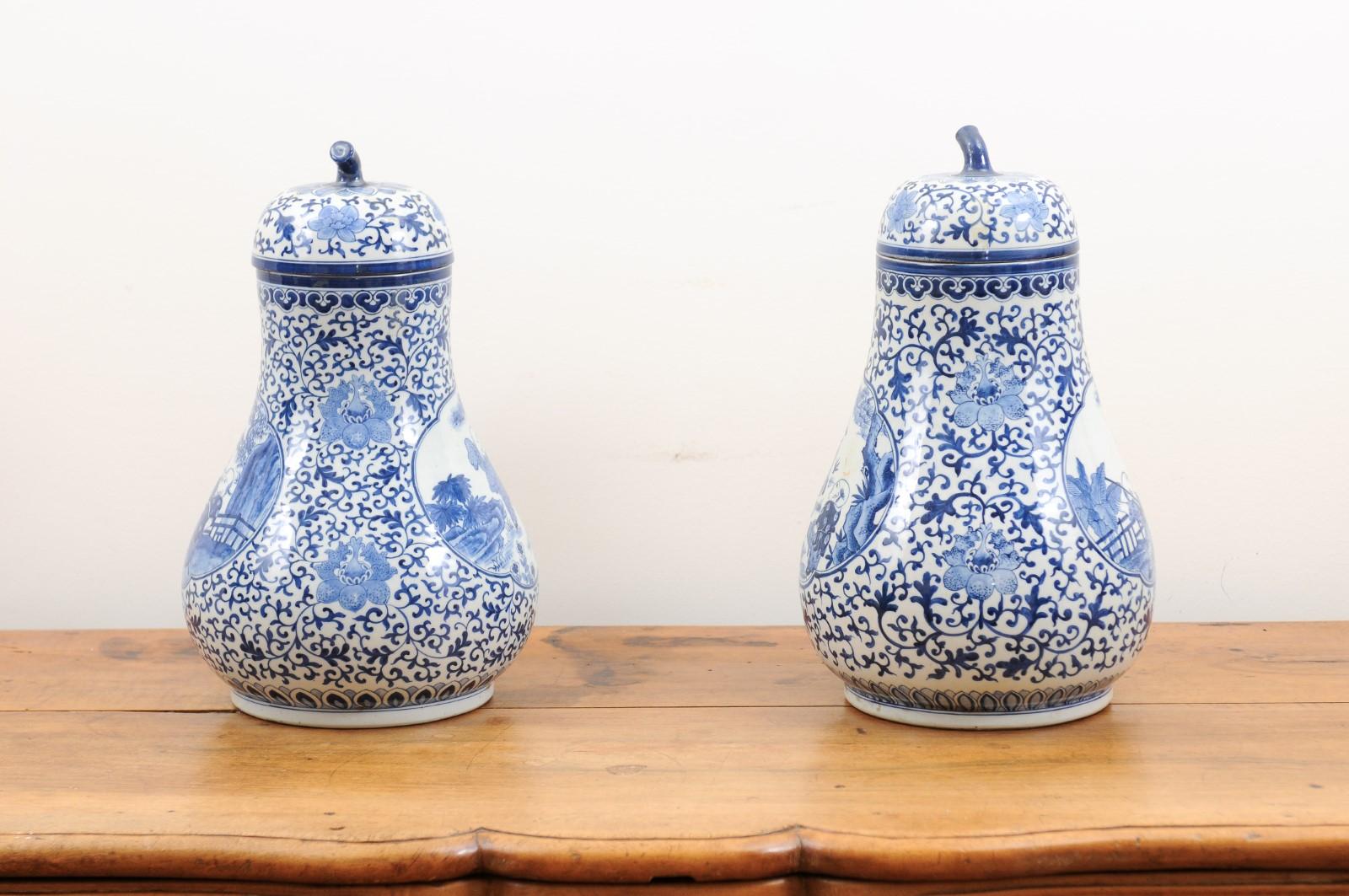 Pair of Chinese Export Blue and White Pear Shaped Porcelain Lidded Vases For Sale 5