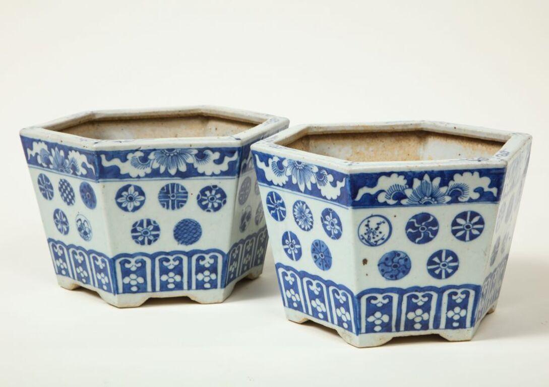 Pair of Chinese Export Blue and White Porcelain Cachepots For Sale 1