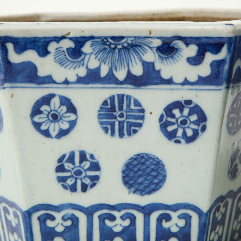 Pair of Chinese Export Blue and White Porcelain Cachepots For Sale 4