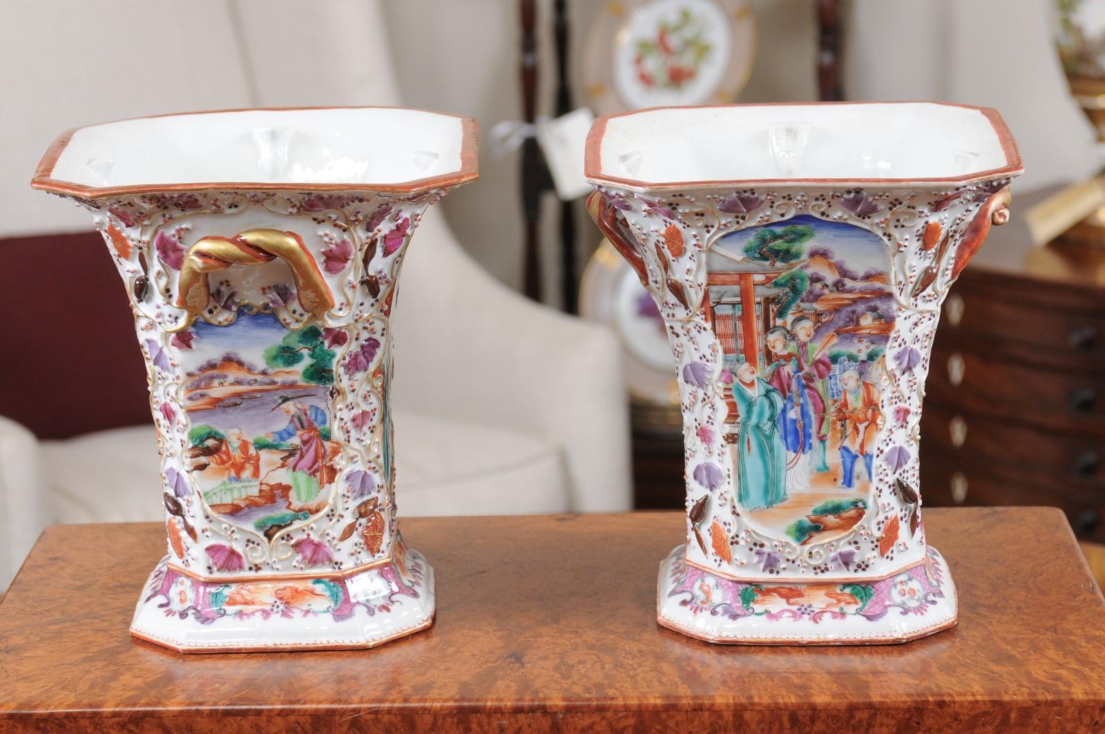Pair of Chinese Export Bough Pots in the Mandarin Palette, 19th Century For Sale 1
