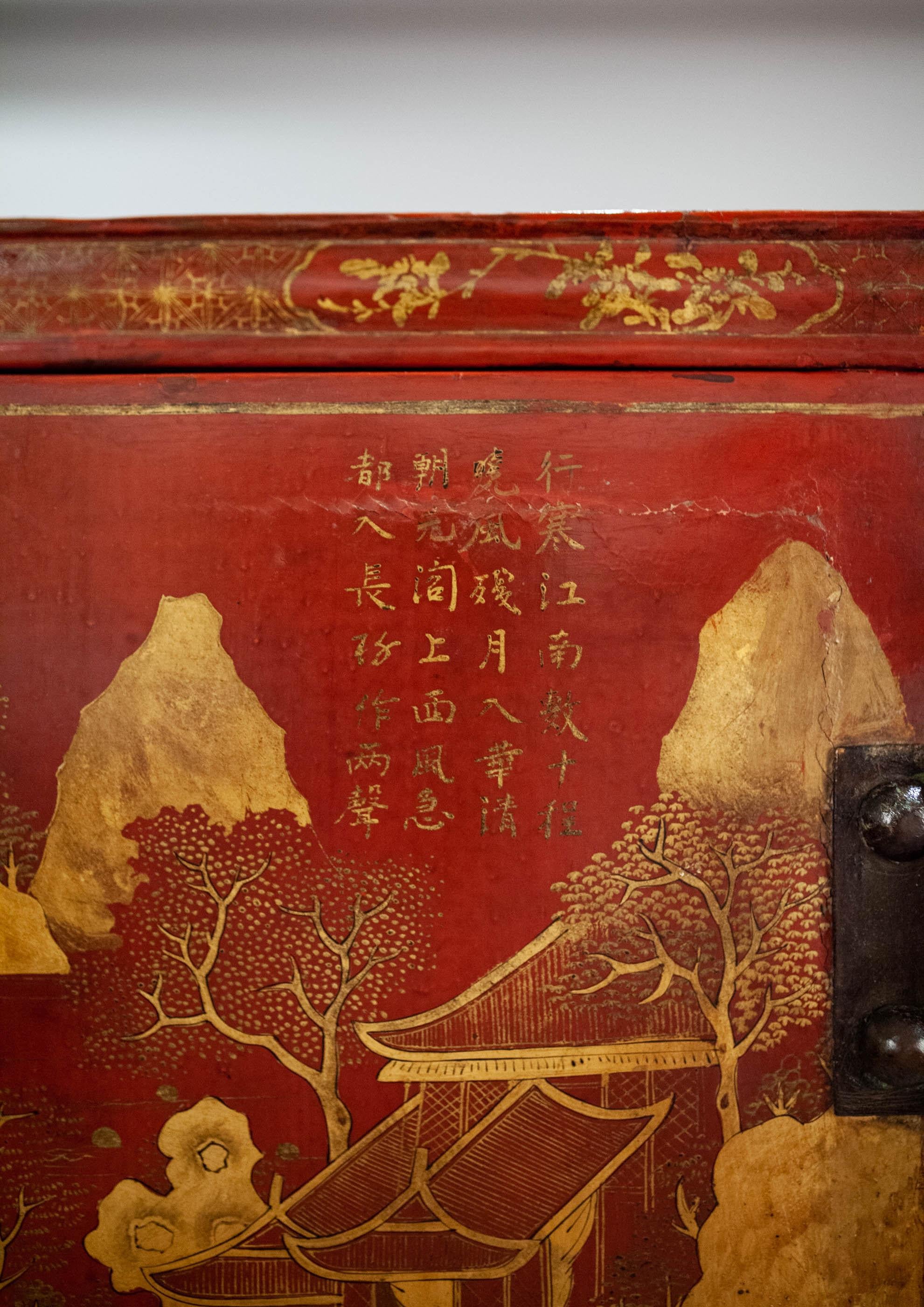 Paire d'armoires d'exportation chinoises en laque rouge montées sur bronze et doré à la feuille en vente 5