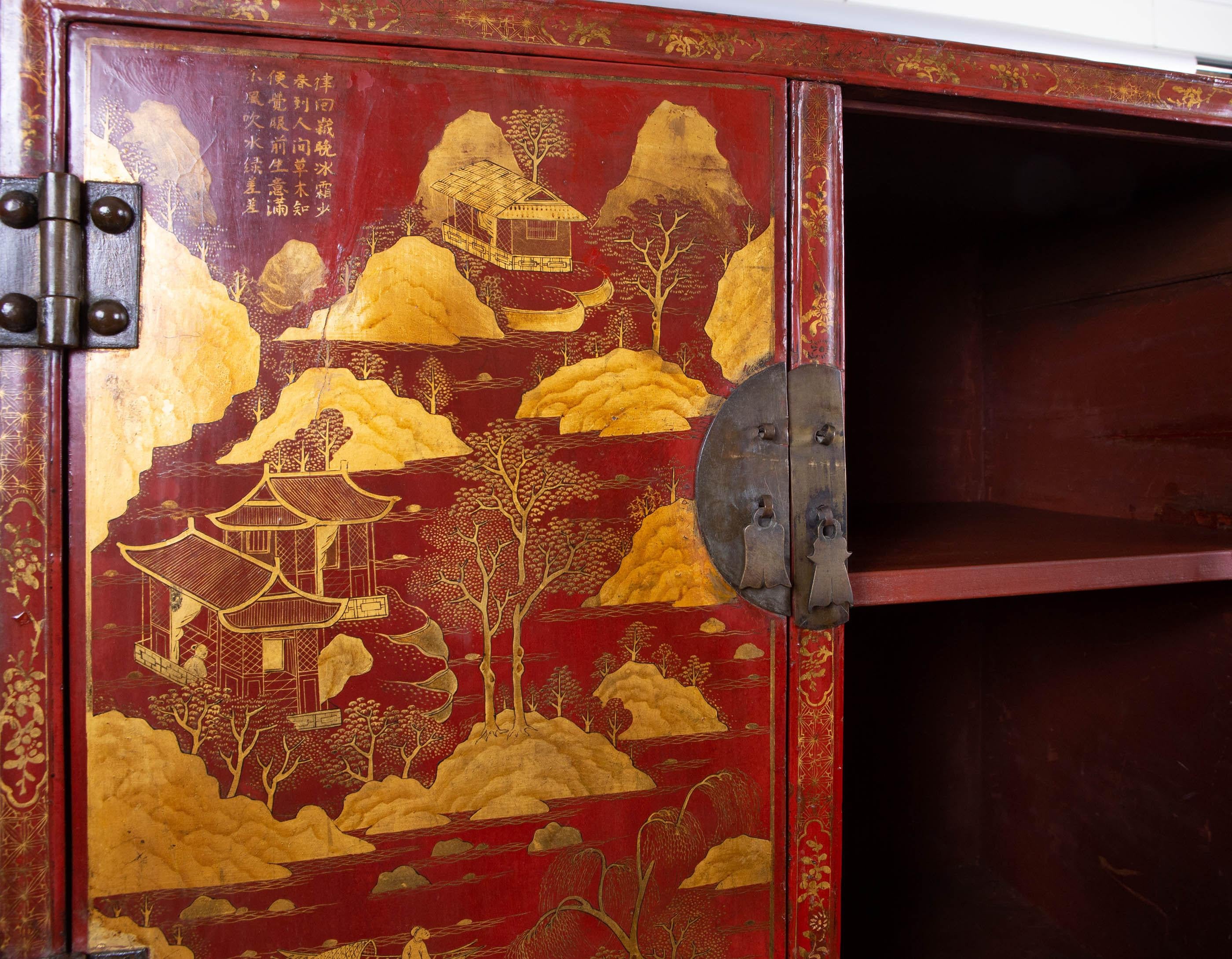 Chinois Paire d'armoires d'exportation chinoises en laque rouge montées sur bronze et doré à la feuille en vente