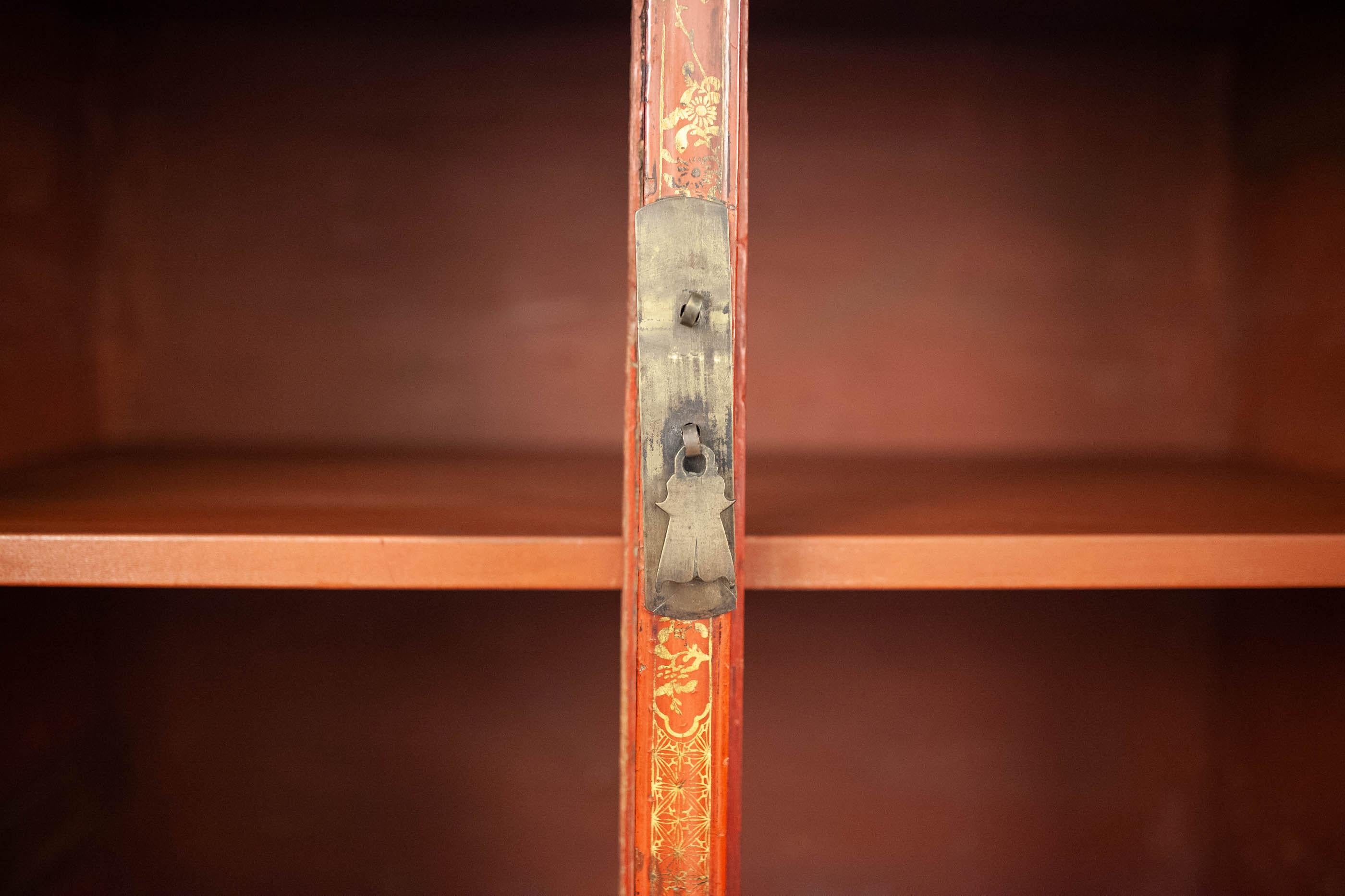 Paire d'armoires d'exportation chinoises en laque rouge montées sur bronze et doré à la feuille Bon état - En vente à Hudson, NY