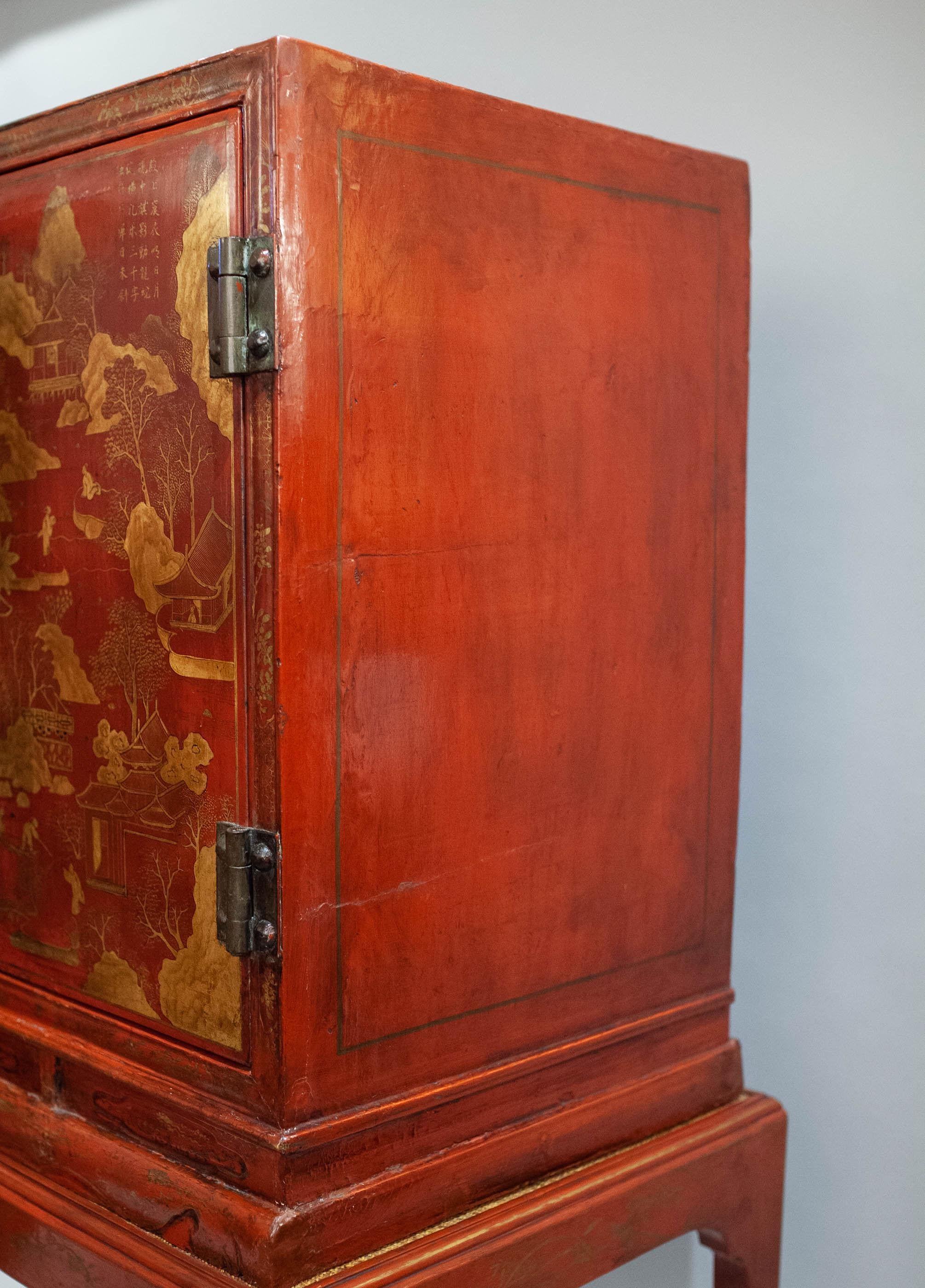 XIXe siècle Paire d'armoires d'exportation chinoises en laque rouge montées sur bronze et doré à la feuille en vente