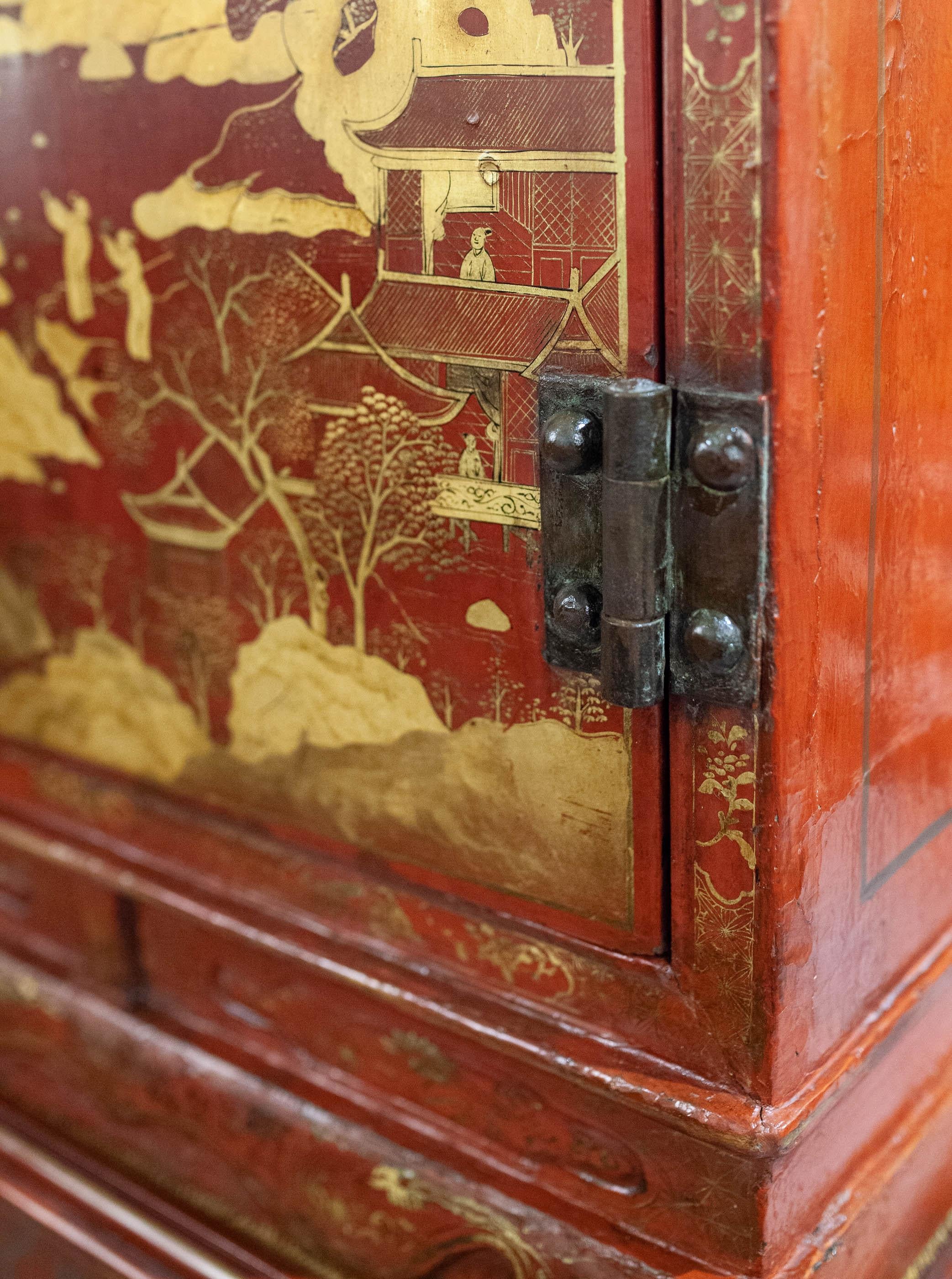 Laque Paire d'armoires d'exportation chinoises en laque rouge montées sur bronze et doré à la feuille en vente