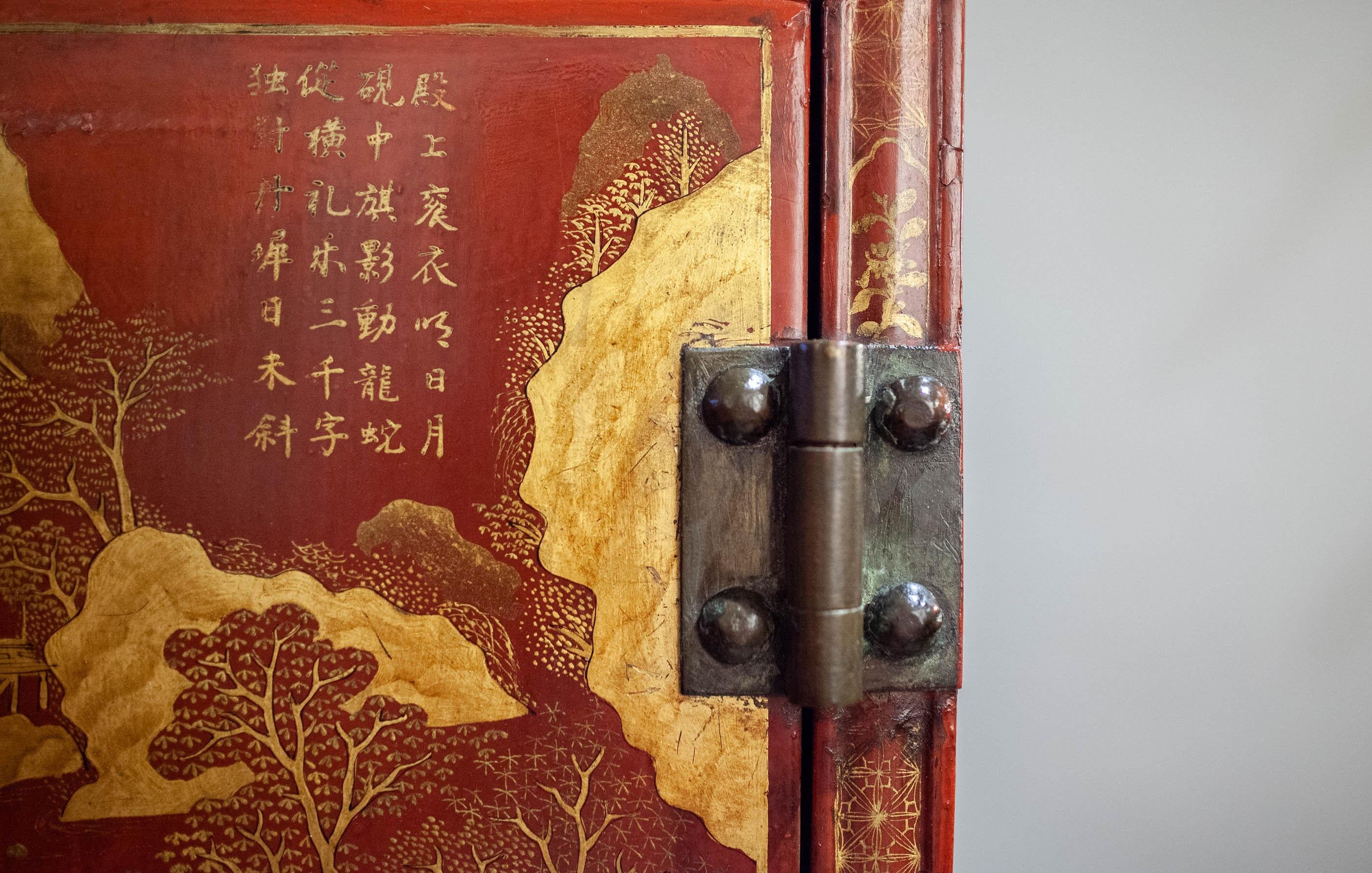 Paire d'armoires d'exportation chinoises en laque rouge montées sur bronze et doré à la feuille en vente 1