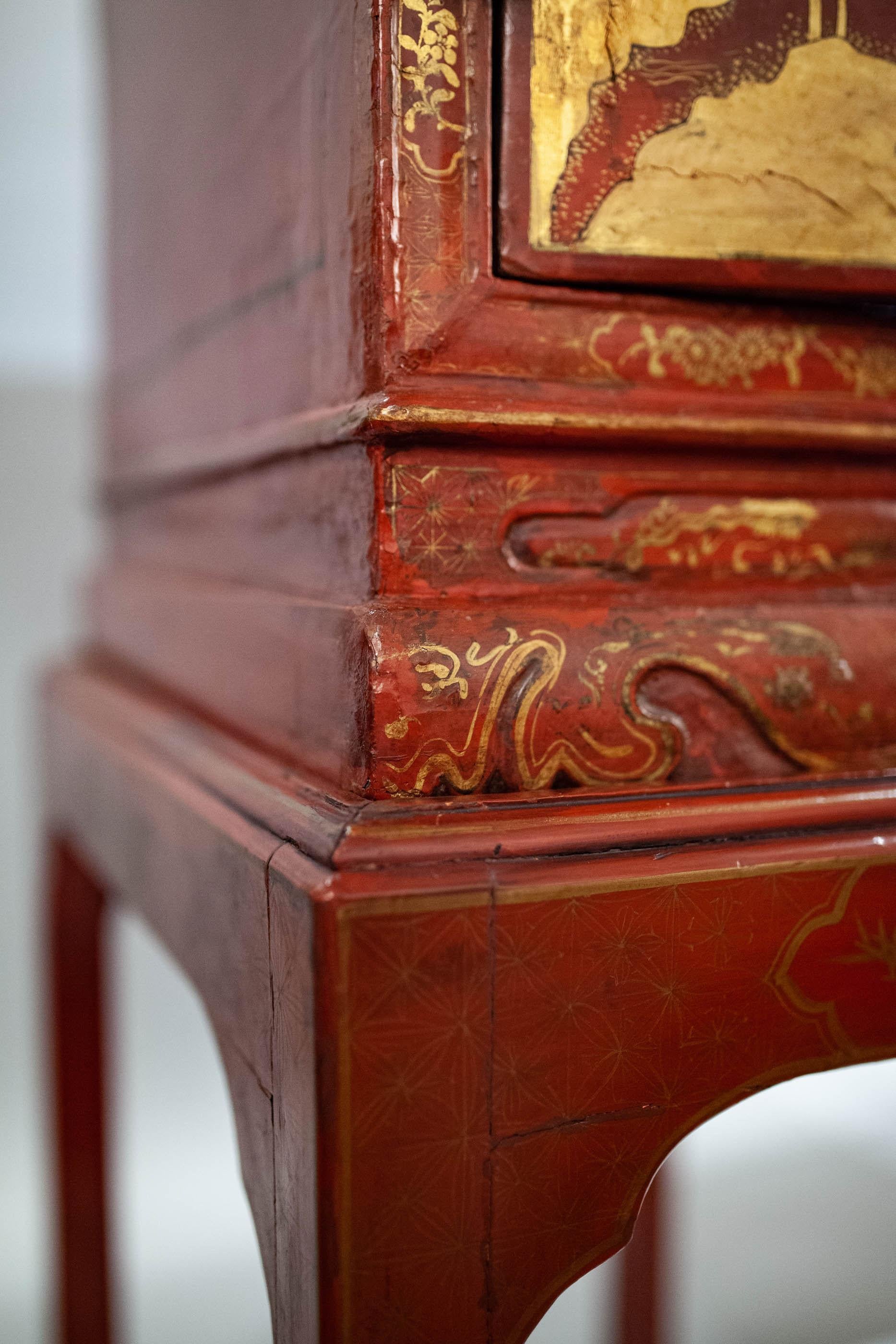 Paire d'armoires d'exportation chinoises en laque rouge montées sur bronze et doré à la feuille en vente 2