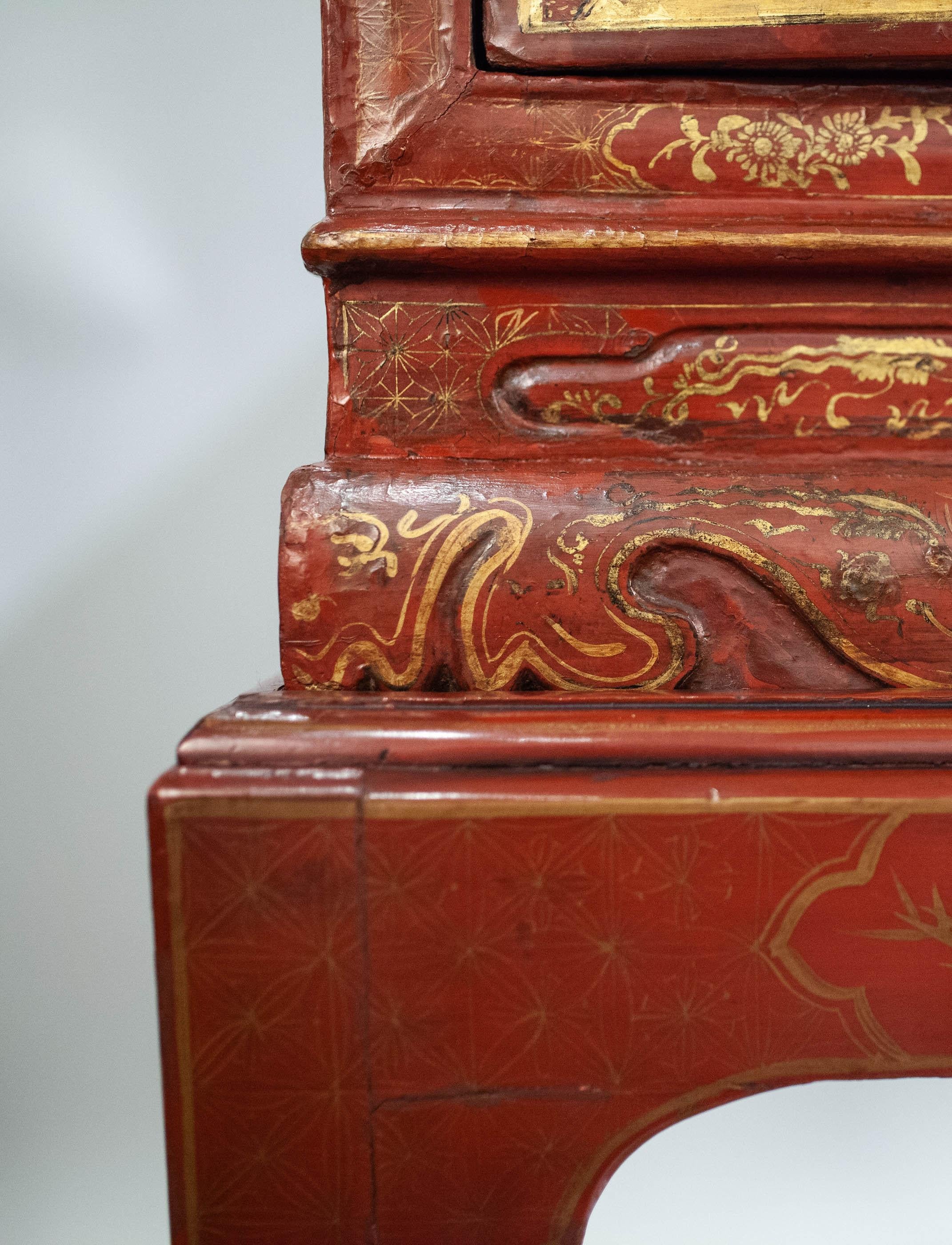 Paire d'armoires d'exportation chinoises en laque rouge montées sur bronze et doré à la feuille en vente 3