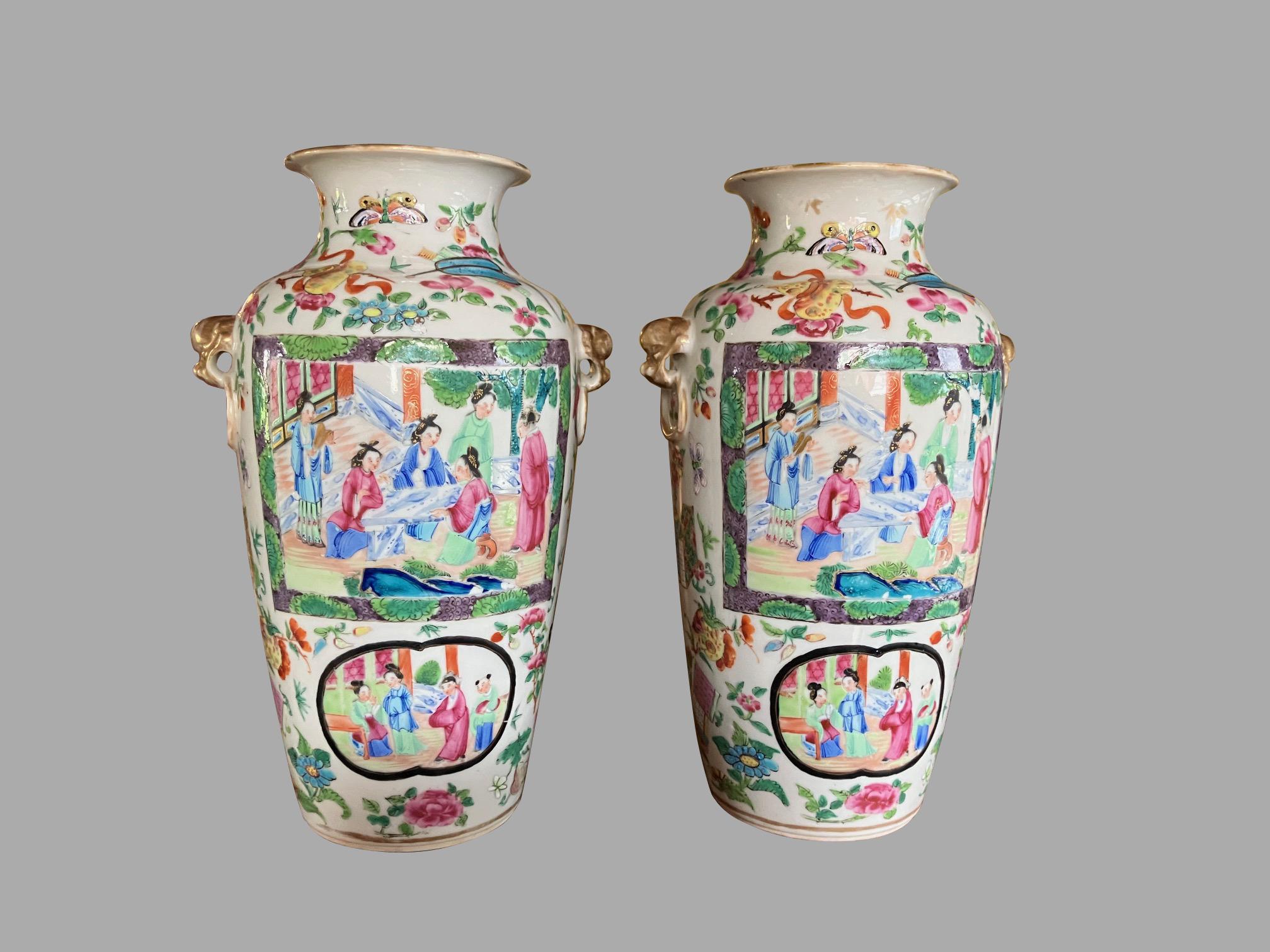 Une belle paire de vases d'exportation chinois dans le motif et la palette du médaillon de la rose de Canton. Provenance : Earle D. Vandekar, Londres.