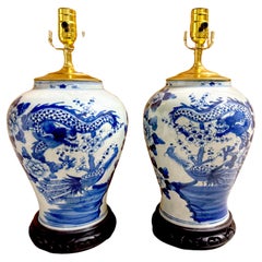 Paire de paires d'objets en bleu et blanc de Canton, datant du 19e siècle et représentant des dragons et des animaux de compagnie.  Phoenix  Vases/ Lampes 